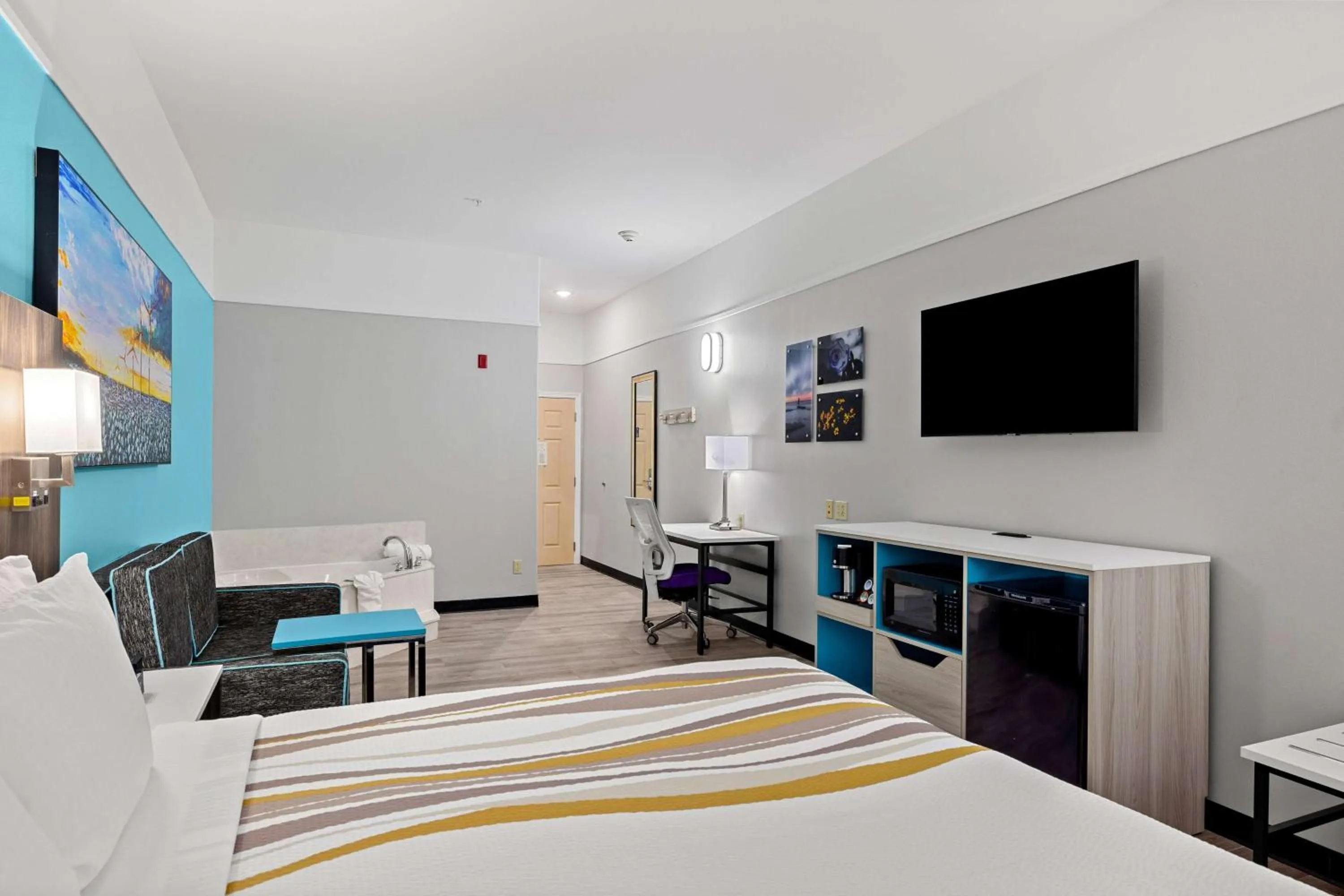 Photo of the whole room, Bed in La Quinta Inn Suites by Wyndham Raymondville Harlingen