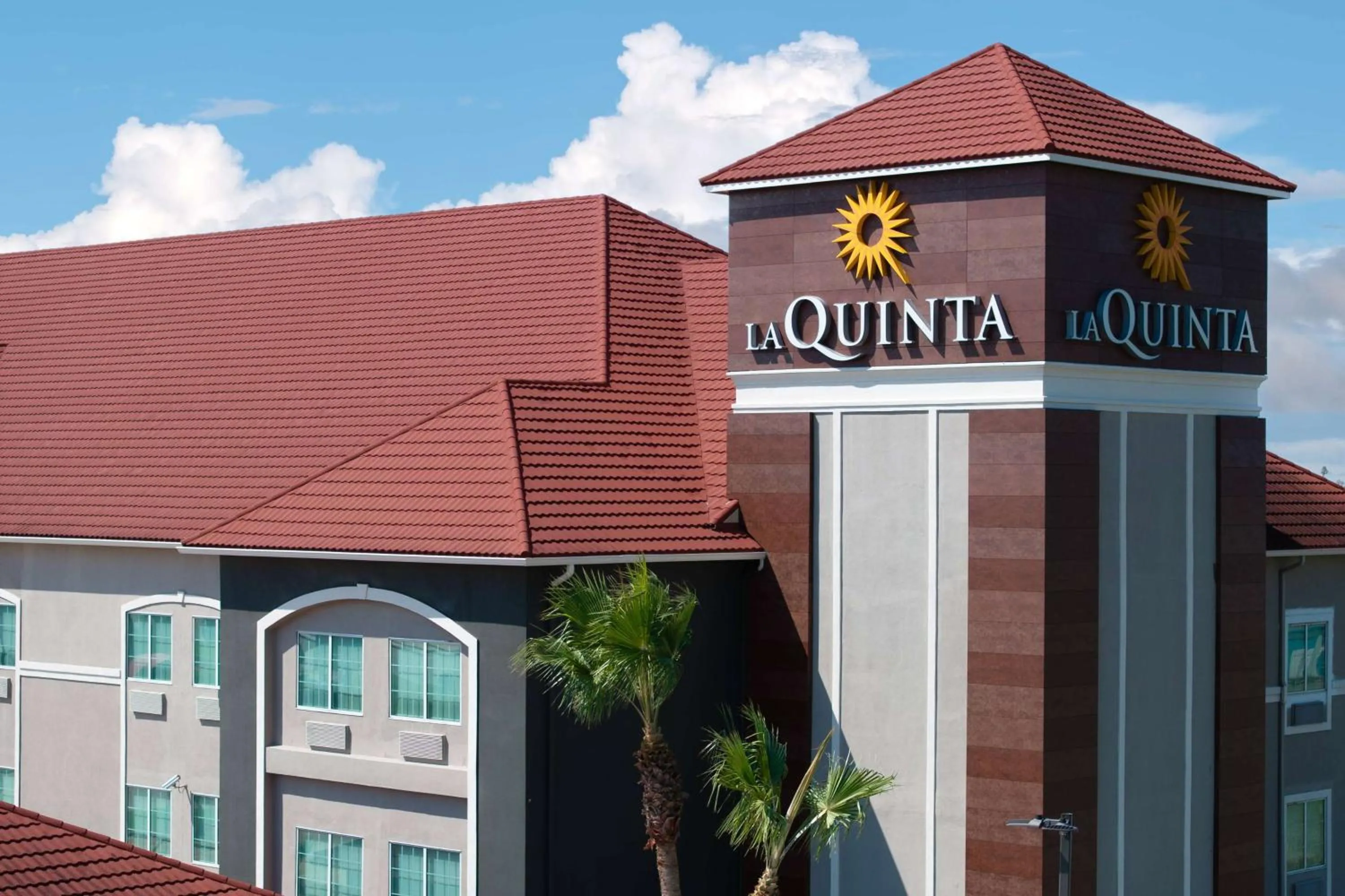 Property building in La Quinta Inn Suites by Wyndham Raymondville Harlingen