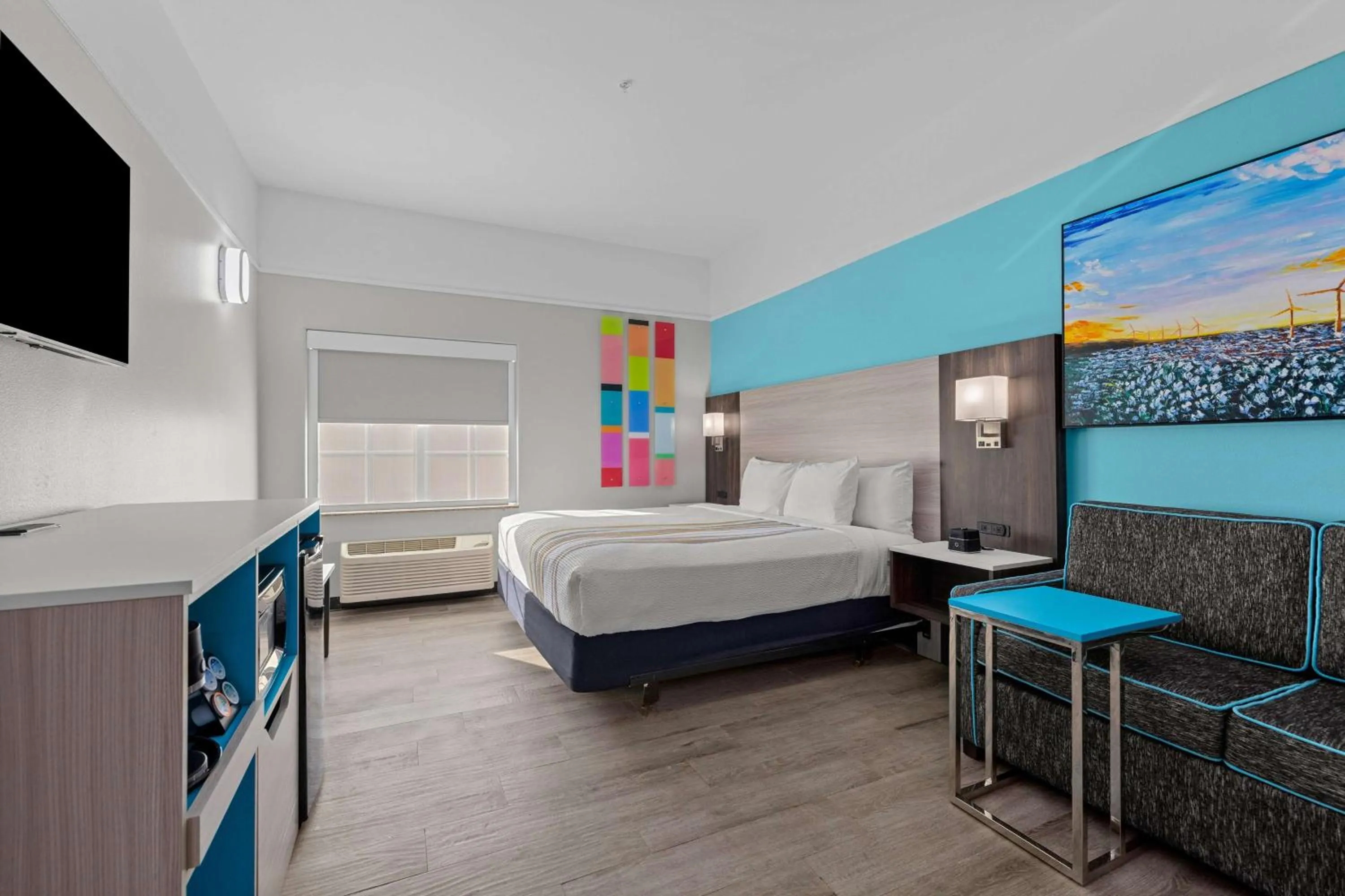 Photo of the whole room, Bed in La Quinta Inn Suites by Wyndham Raymondville Harlingen