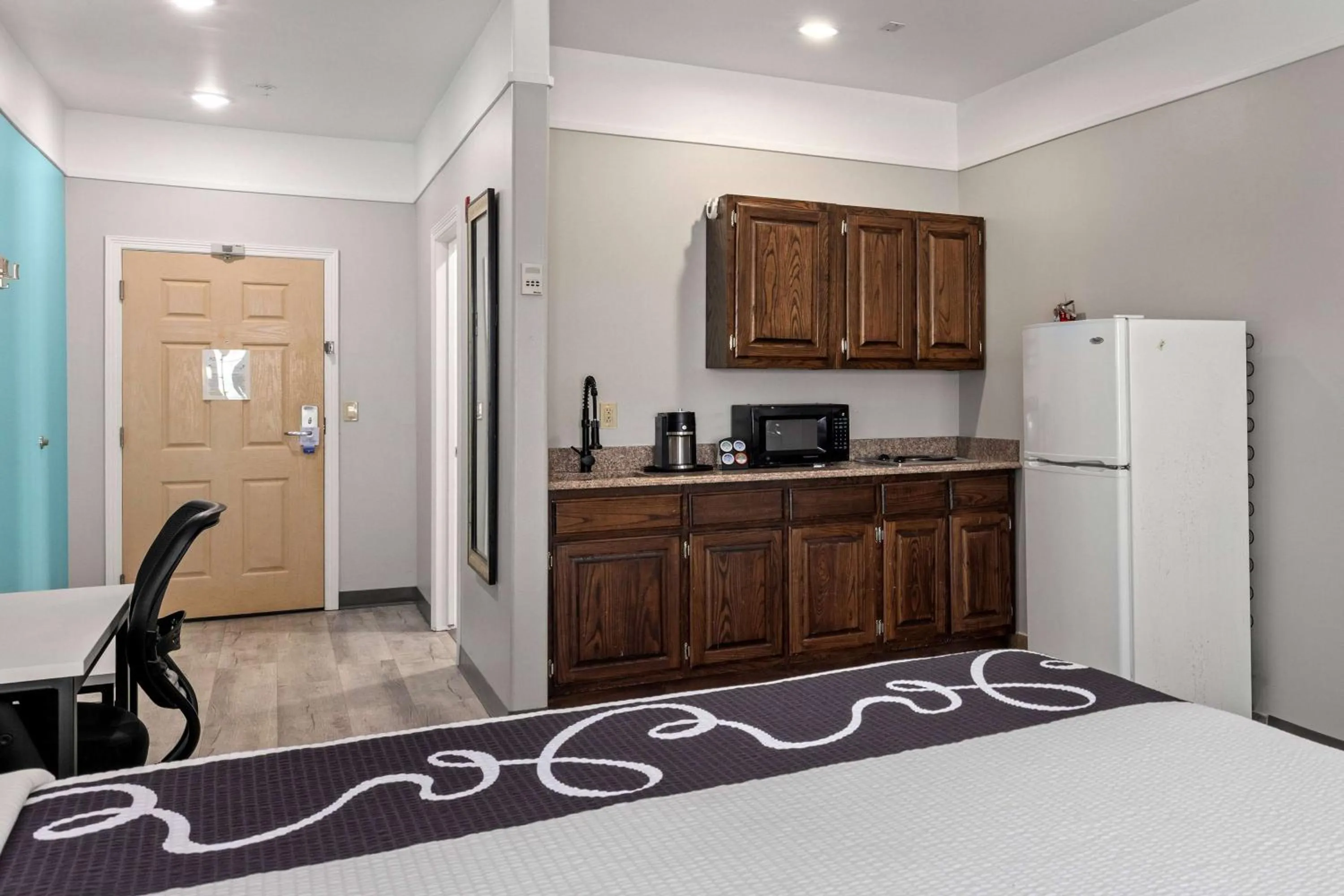 Photo of the whole room in La Quinta Inn Suites by Wyndham Raymondville Harlingen