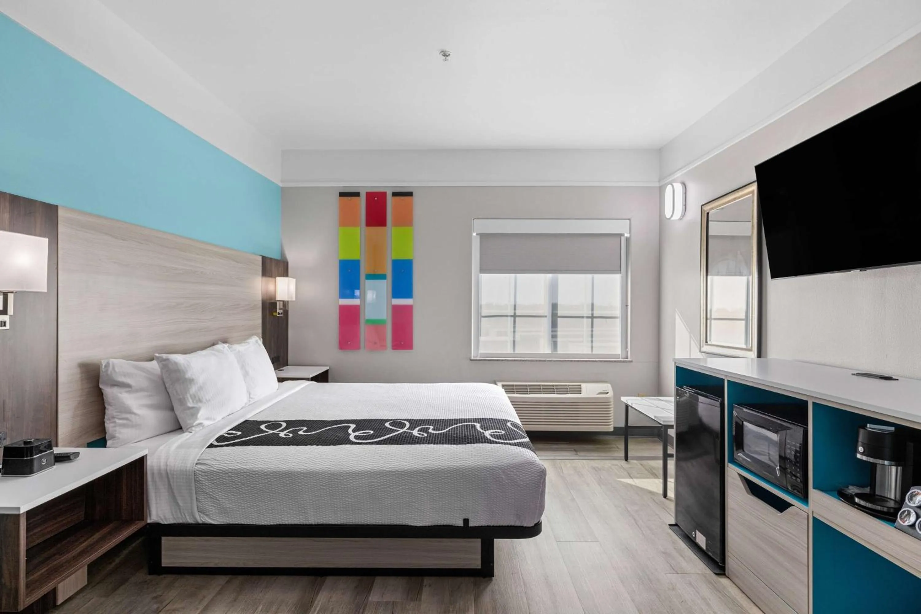 Communal lounge/ TV room, Bed in La Quinta Inn Suites by Wyndham Raymondville Harlingen