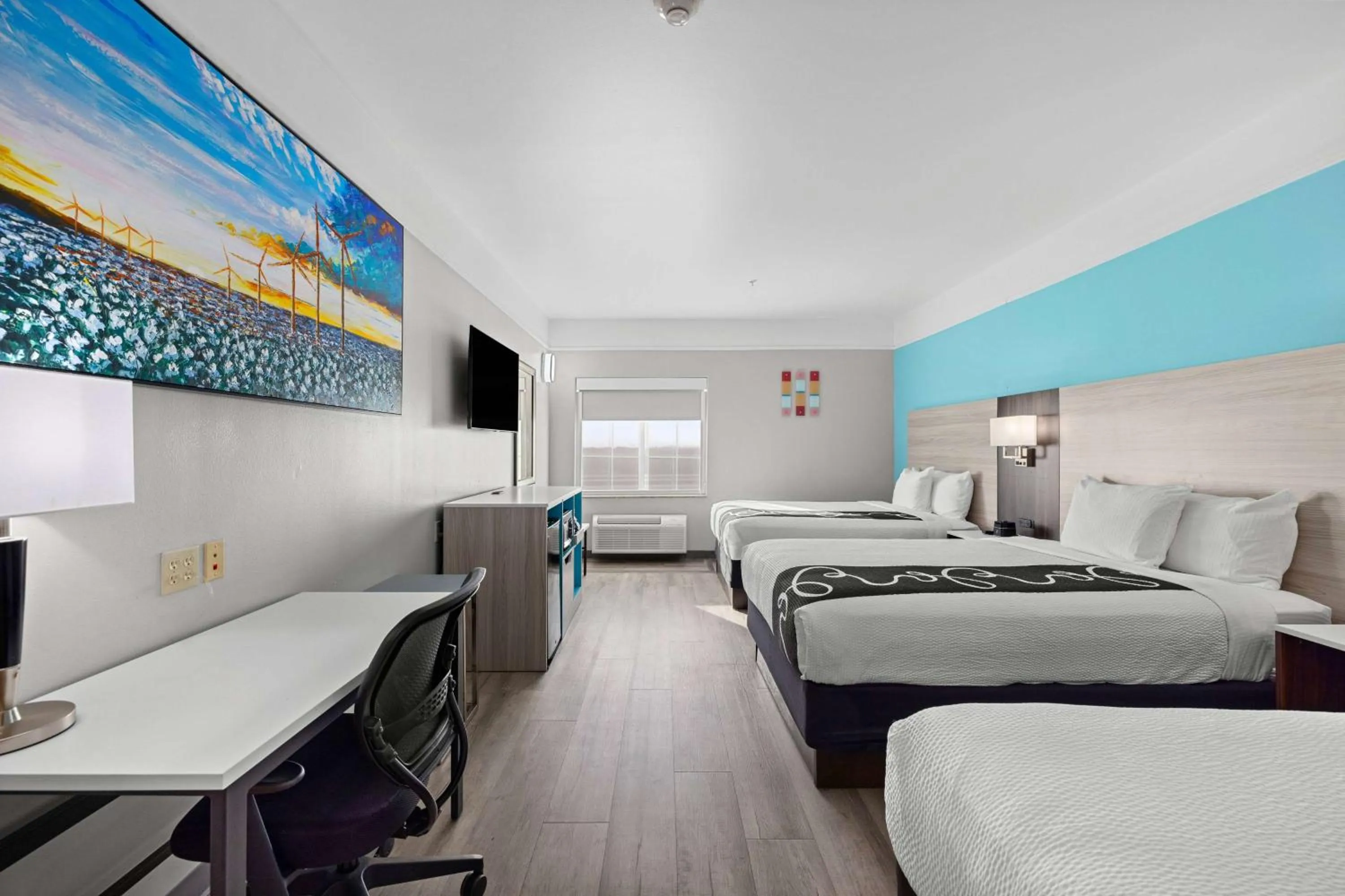 Photo of the whole room, Bed in La Quinta Inn Suites by Wyndham Raymondville Harlingen