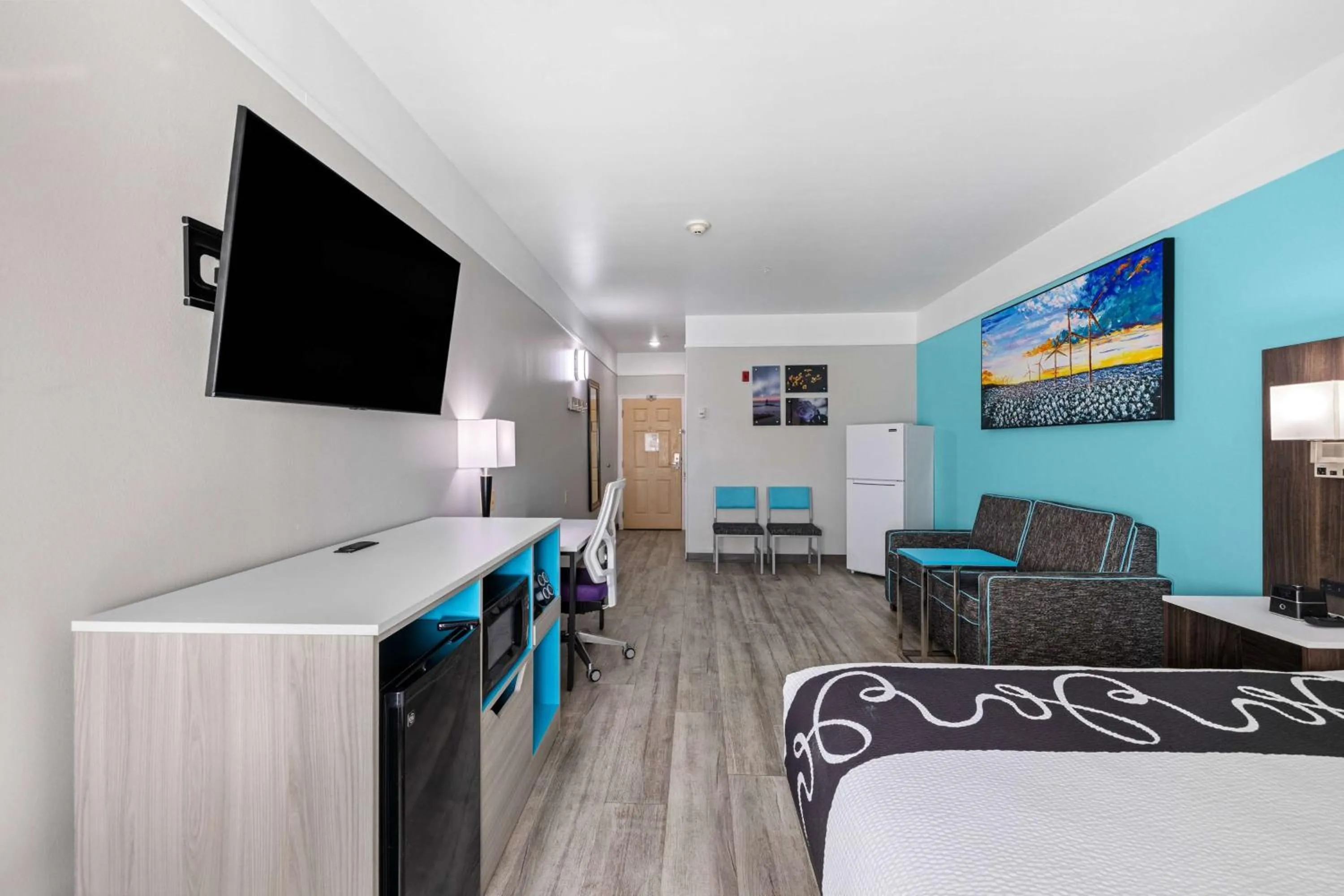 Photo of the whole room, Bed in La Quinta Inn Suites by Wyndham Raymondville Harlingen