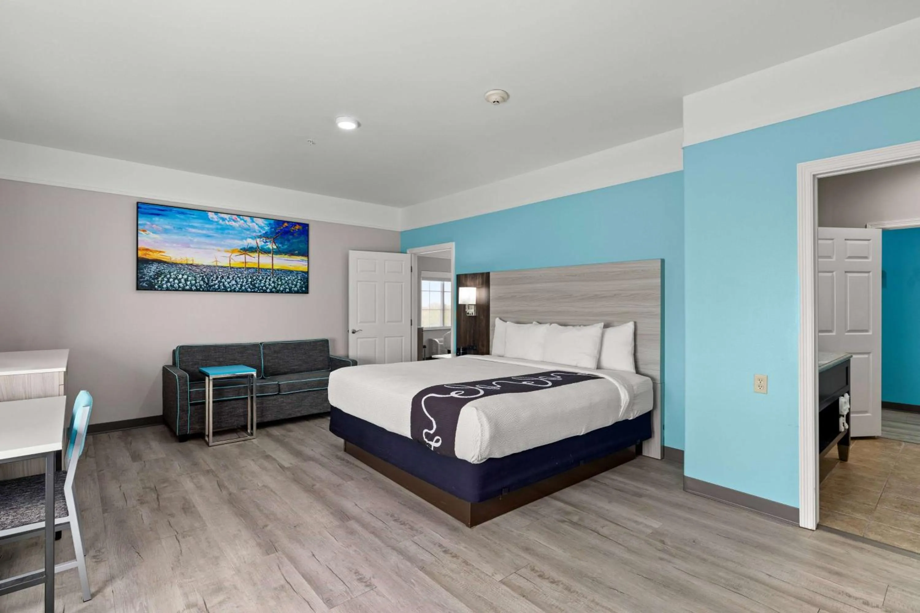 Photo of the whole room, Bed in La Quinta Inn Suites by Wyndham Raymondville Harlingen