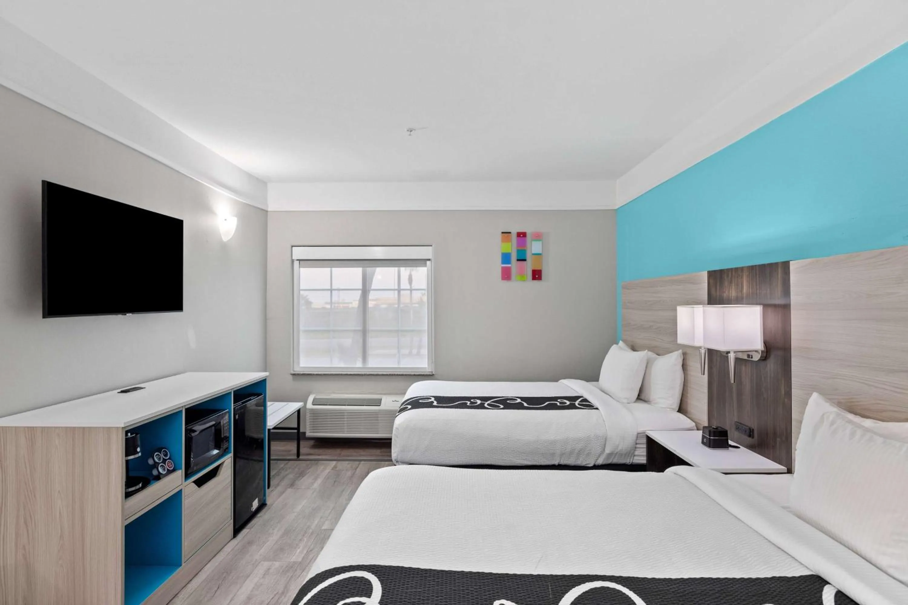 Communal lounge/ TV room, Bed in La Quinta Inn Suites by Wyndham Raymondville Harlingen