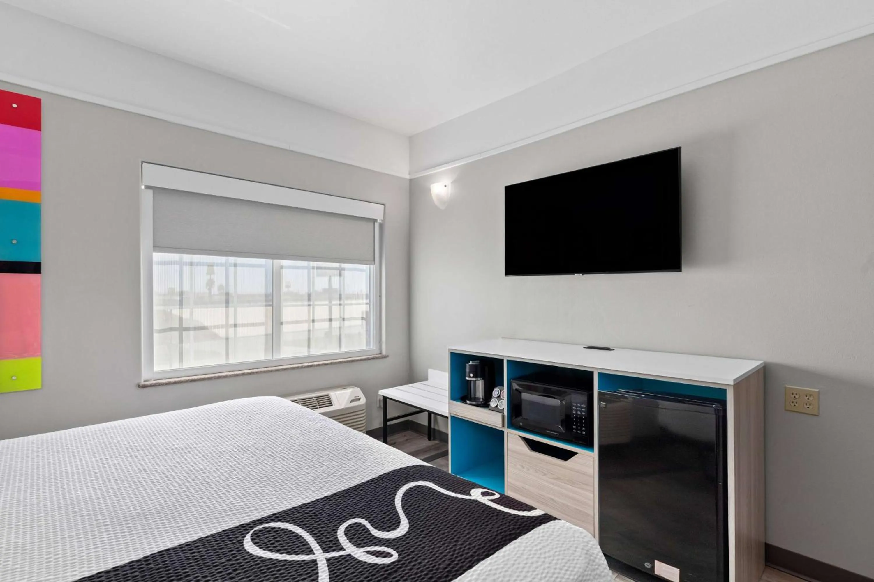 Photo of the whole room, Bed in La Quinta Inn Suites by Wyndham Raymondville Harlingen