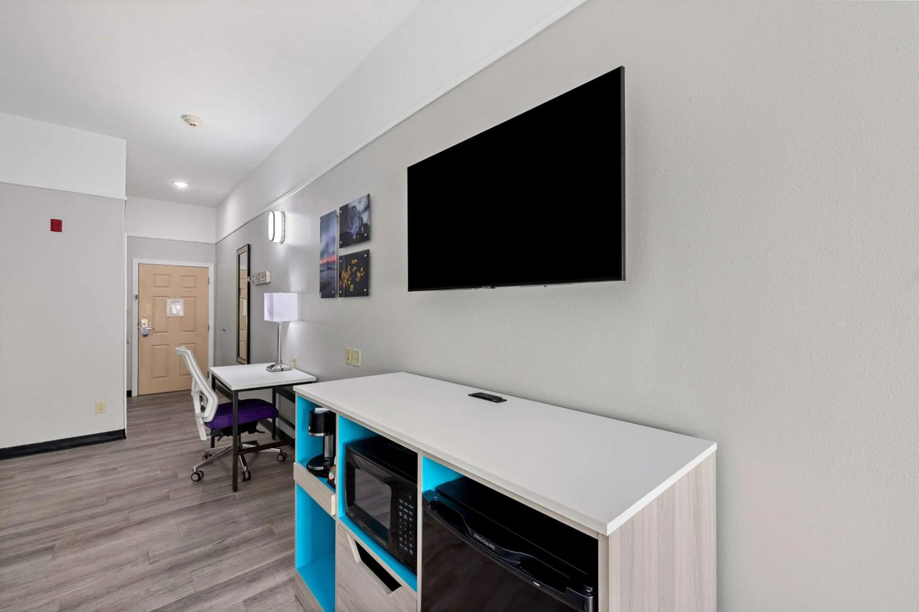 Photo of the whole room in La Quinta Inn Suites by Wyndham Raymondville Harlingen