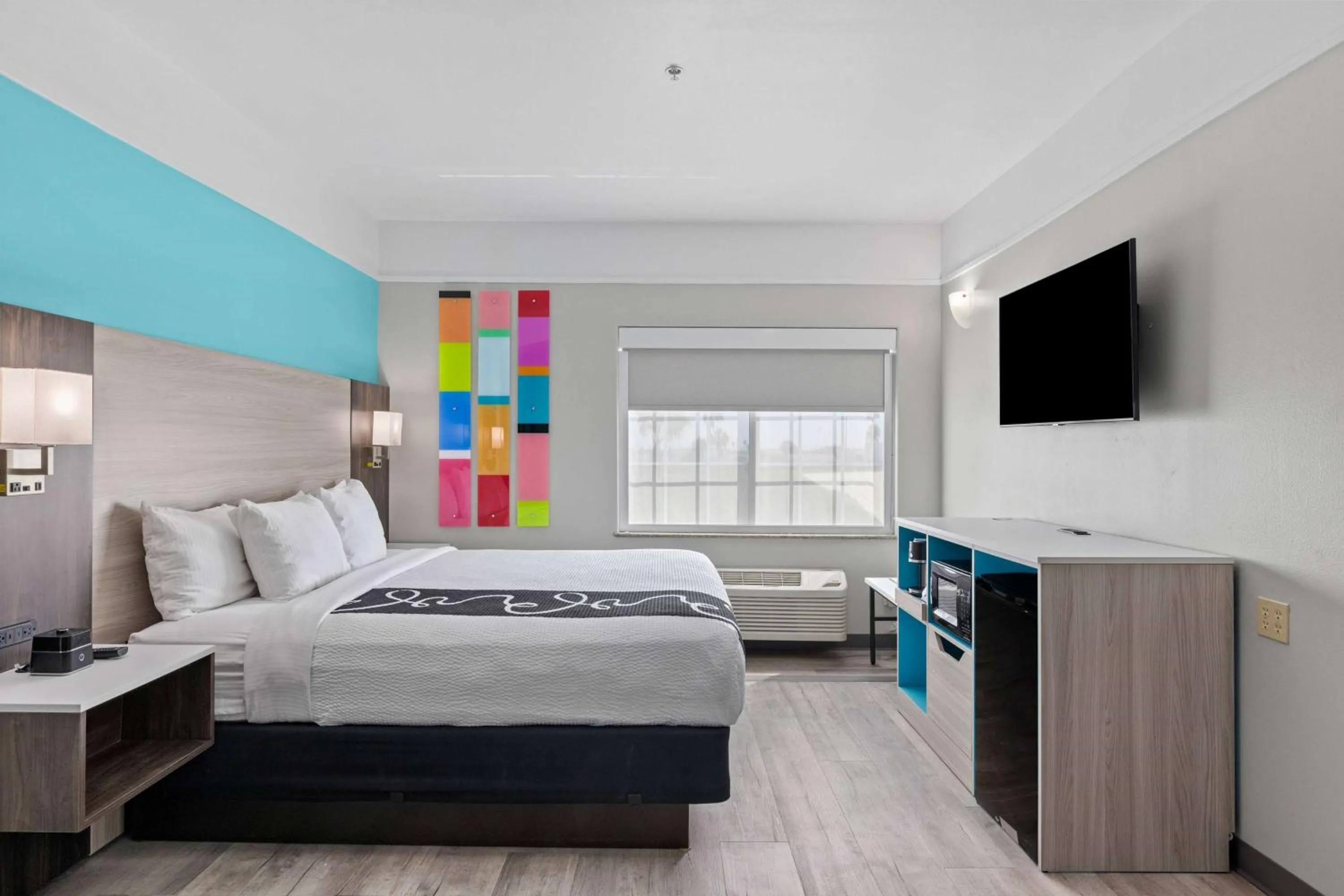 Photo of the whole room, Bed in La Quinta Inn Suites by Wyndham Raymondville Harlingen