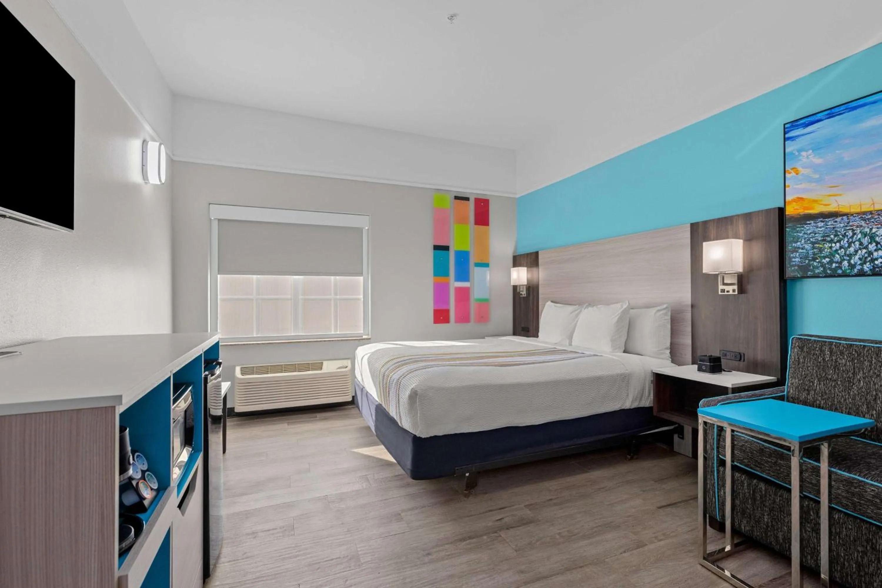 Photo of the whole room, Bed in La Quinta Inn Suites by Wyndham Raymondville Harlingen