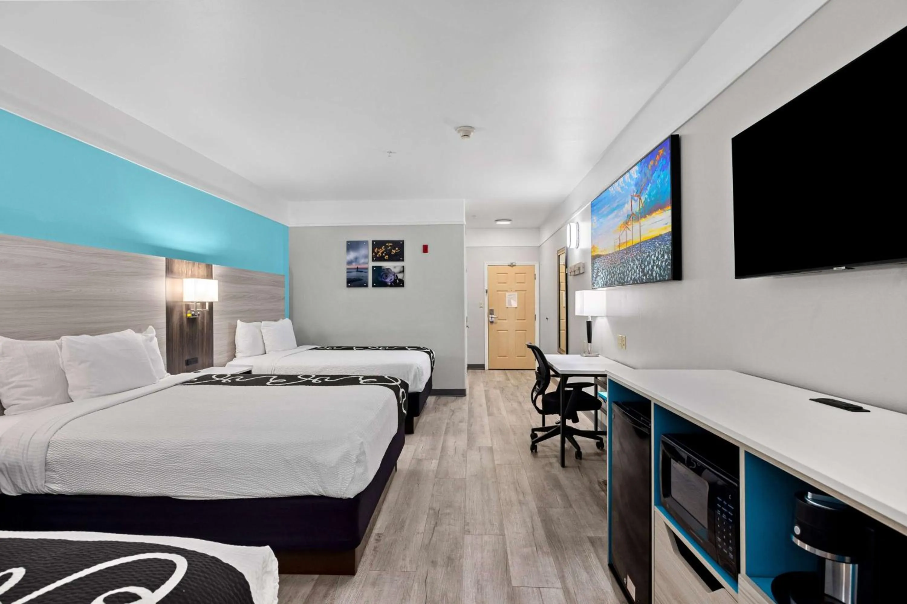 Photo of the whole room, Bed in La Quinta Inn Suites by Wyndham Raymondville Harlingen