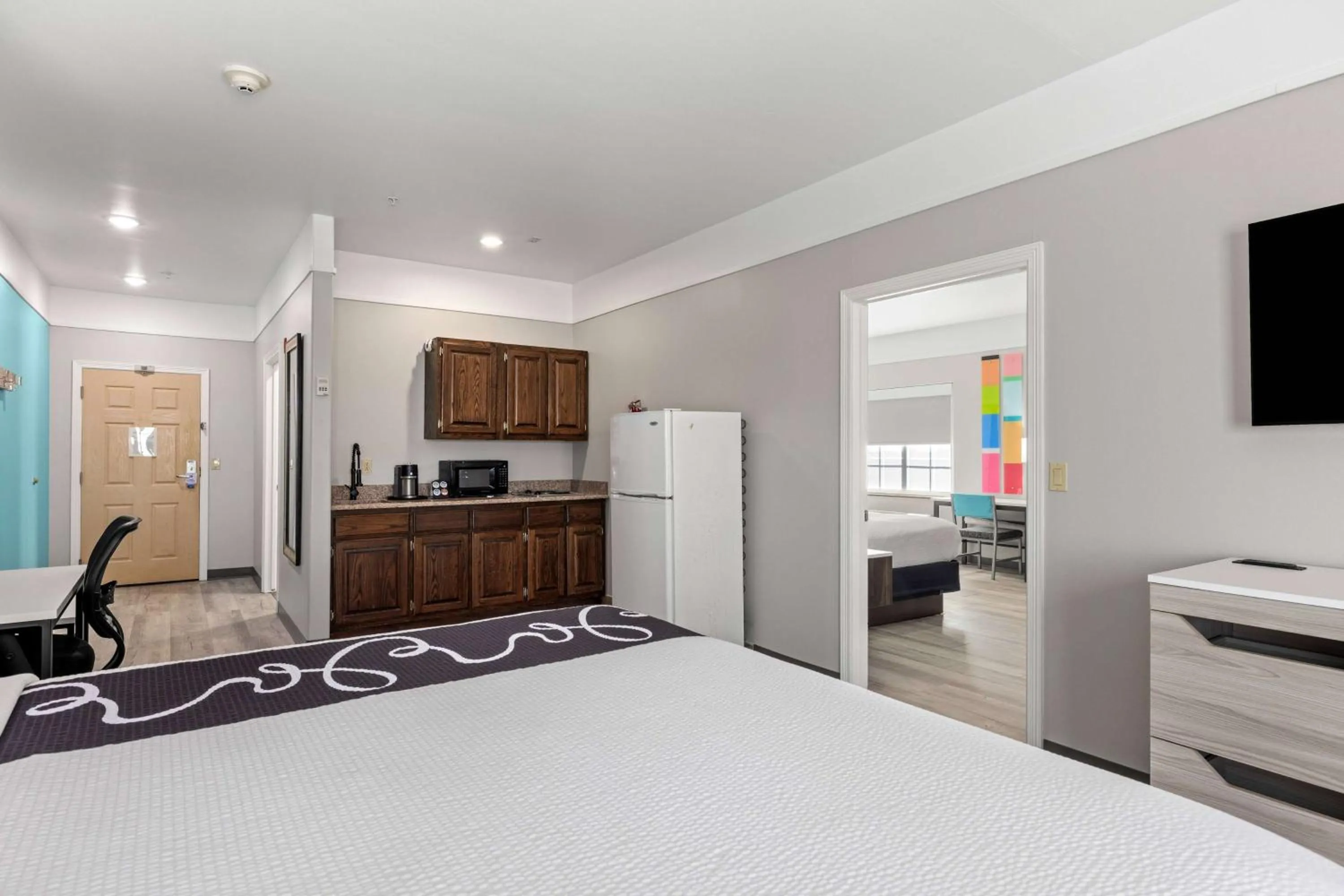 Photo of the whole room, Bed in La Quinta Inn Suites by Wyndham Raymondville Harlingen