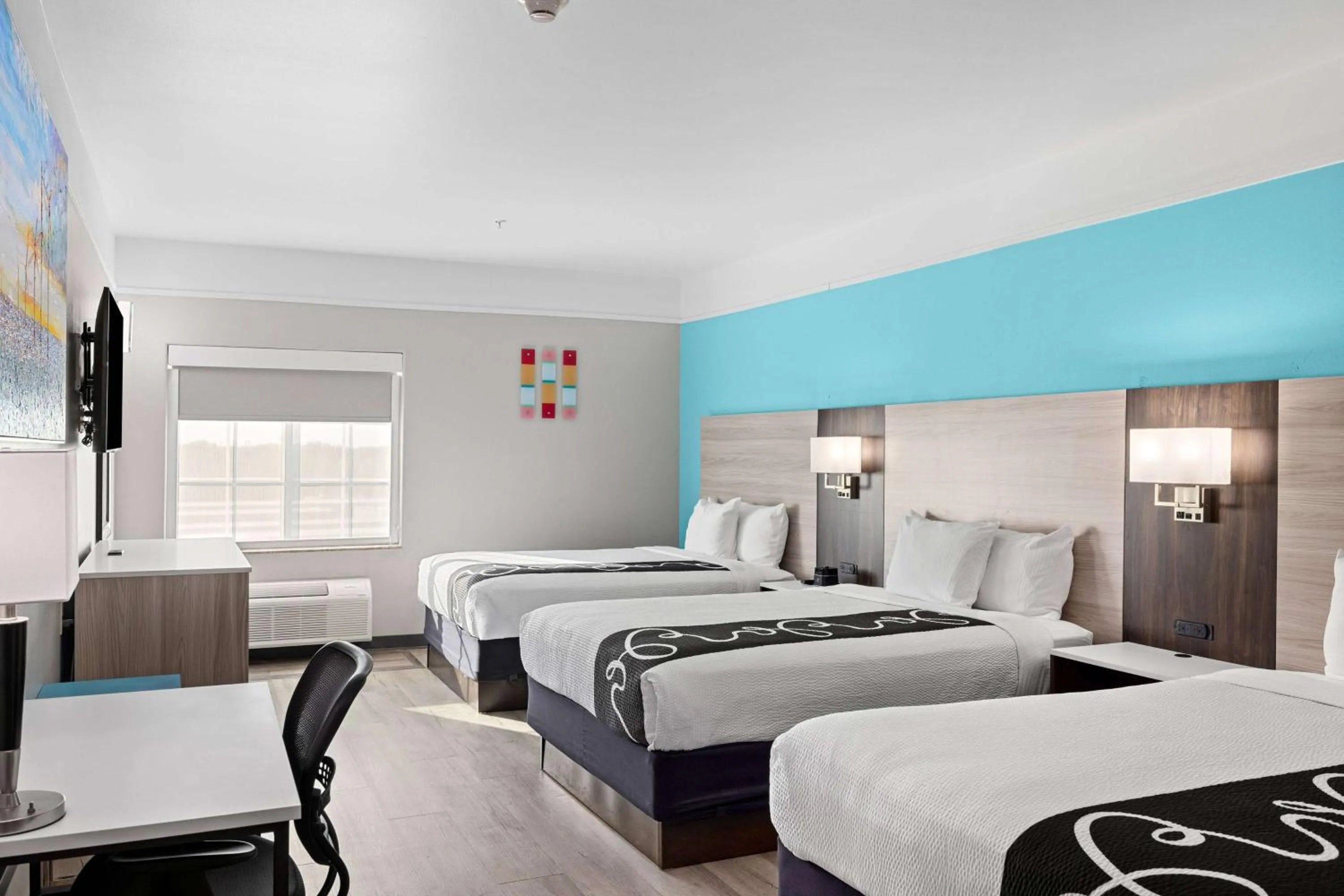 Photo of the whole room, Bed in La Quinta Inn Suites by Wyndham Raymondville Harlingen