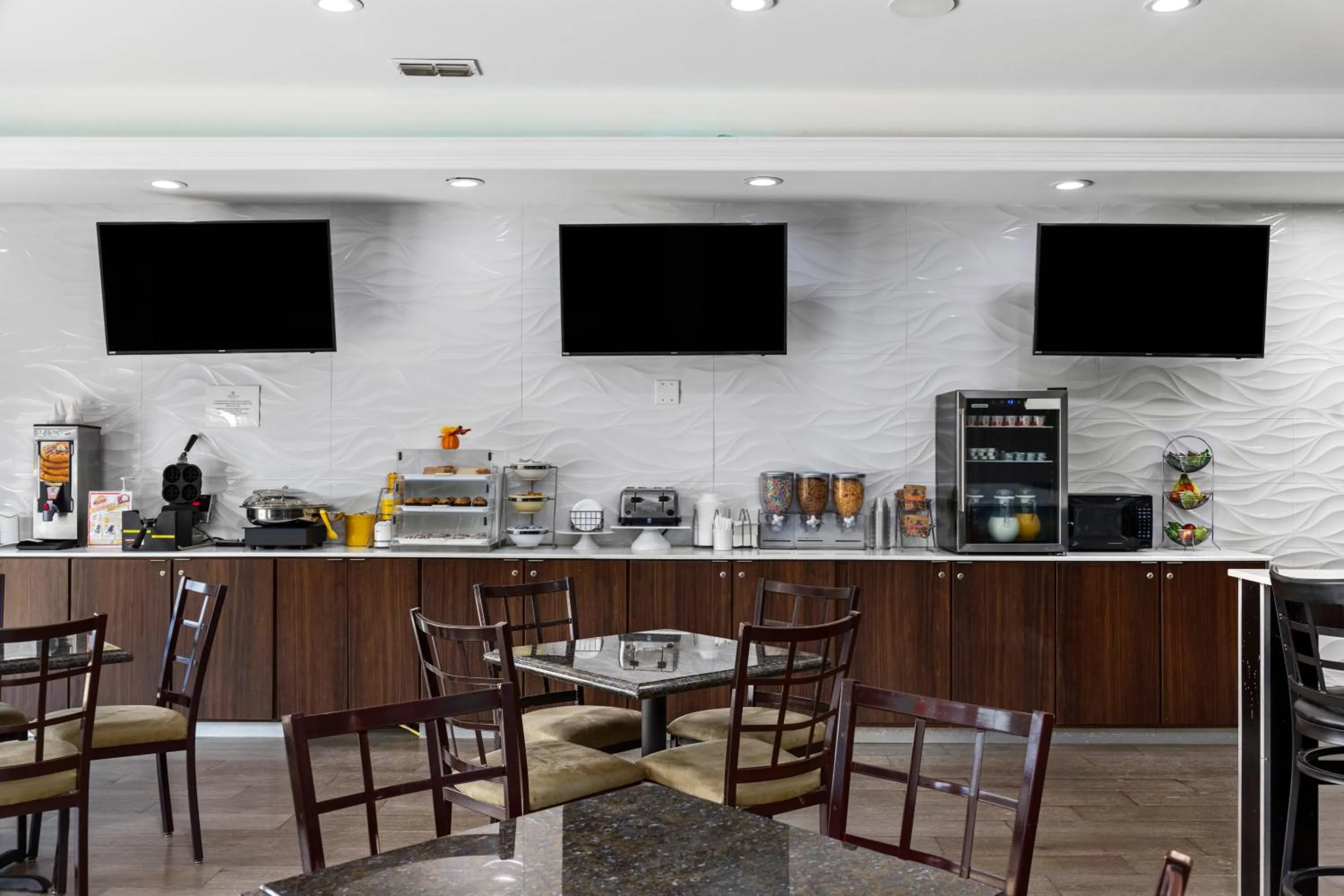 TV and multimedia in La Quinta Inn Suites by Wyndham Raymondville Harlingen