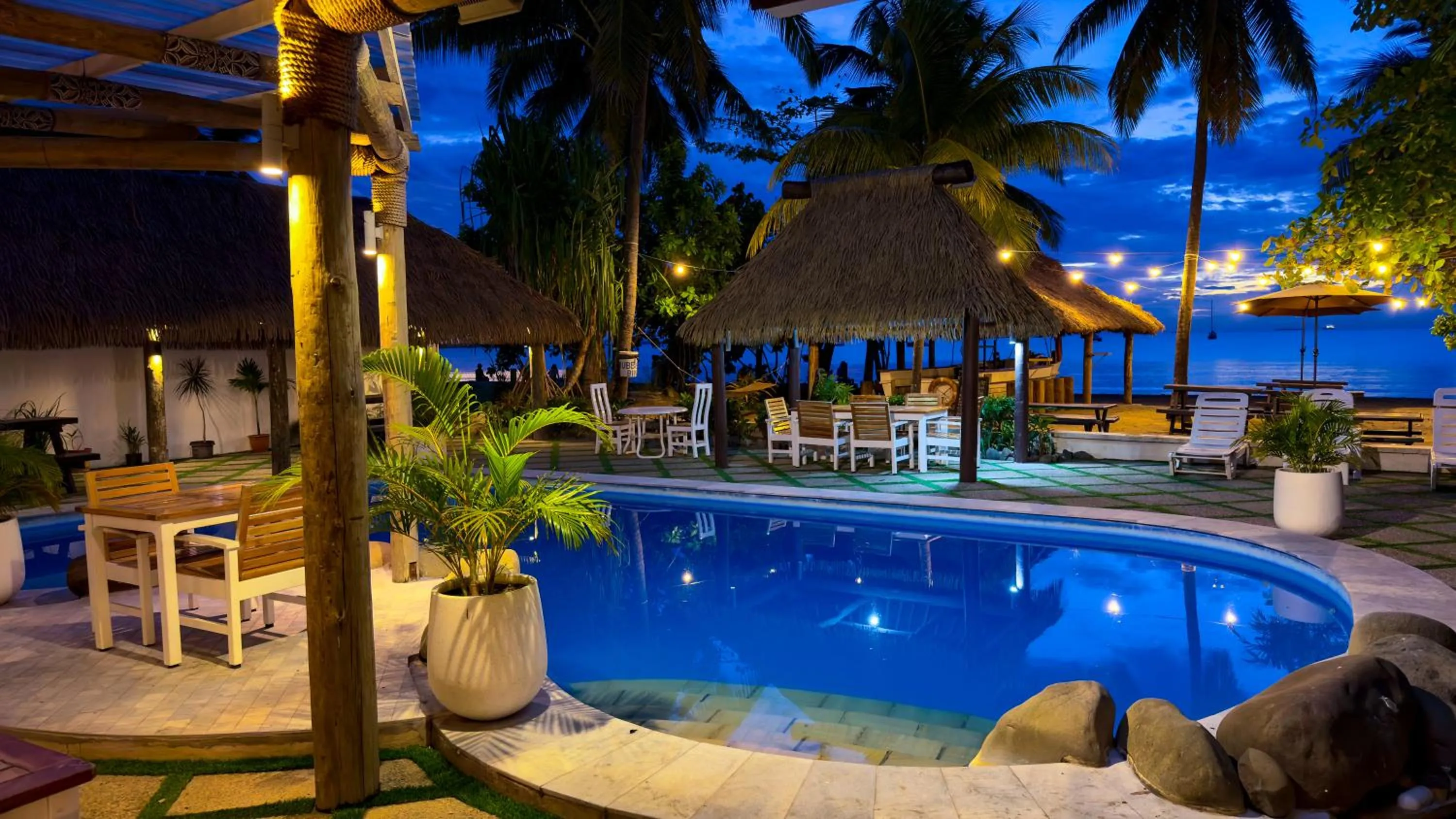 Restaurant/places to eat in Aquarius On The Beach