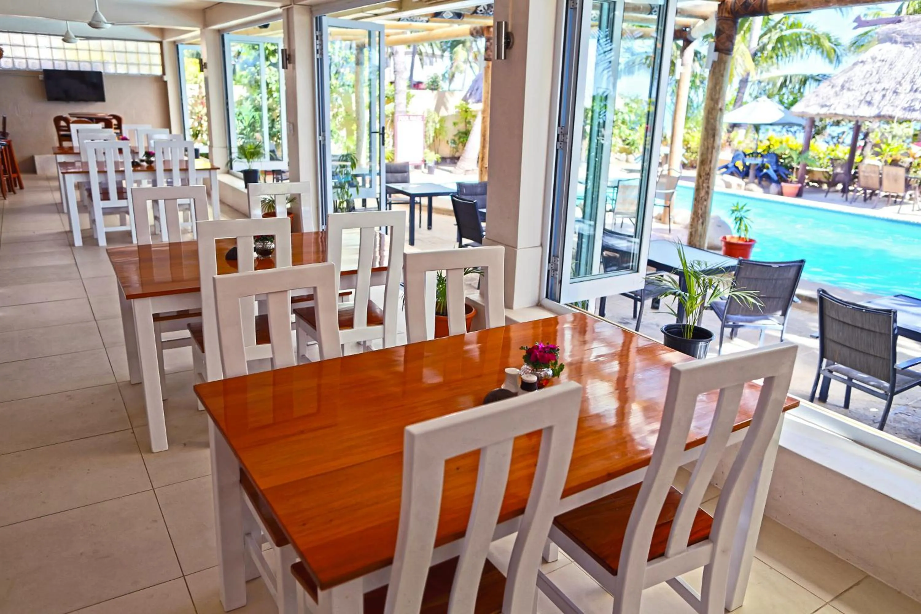 Restaurant/places to eat in Aquarius On The Beach