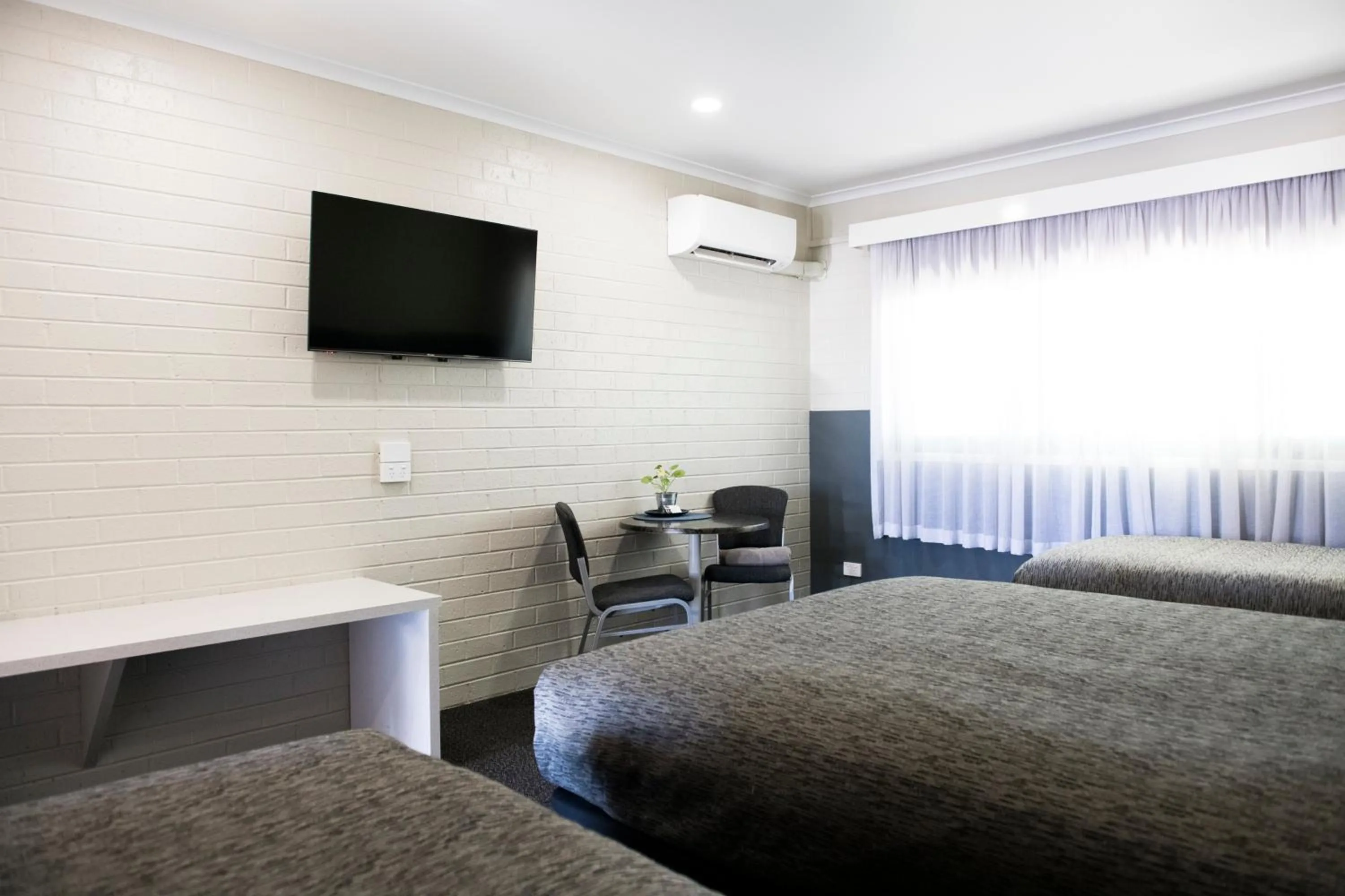 Dining area, Bed in Central Deborah Motel