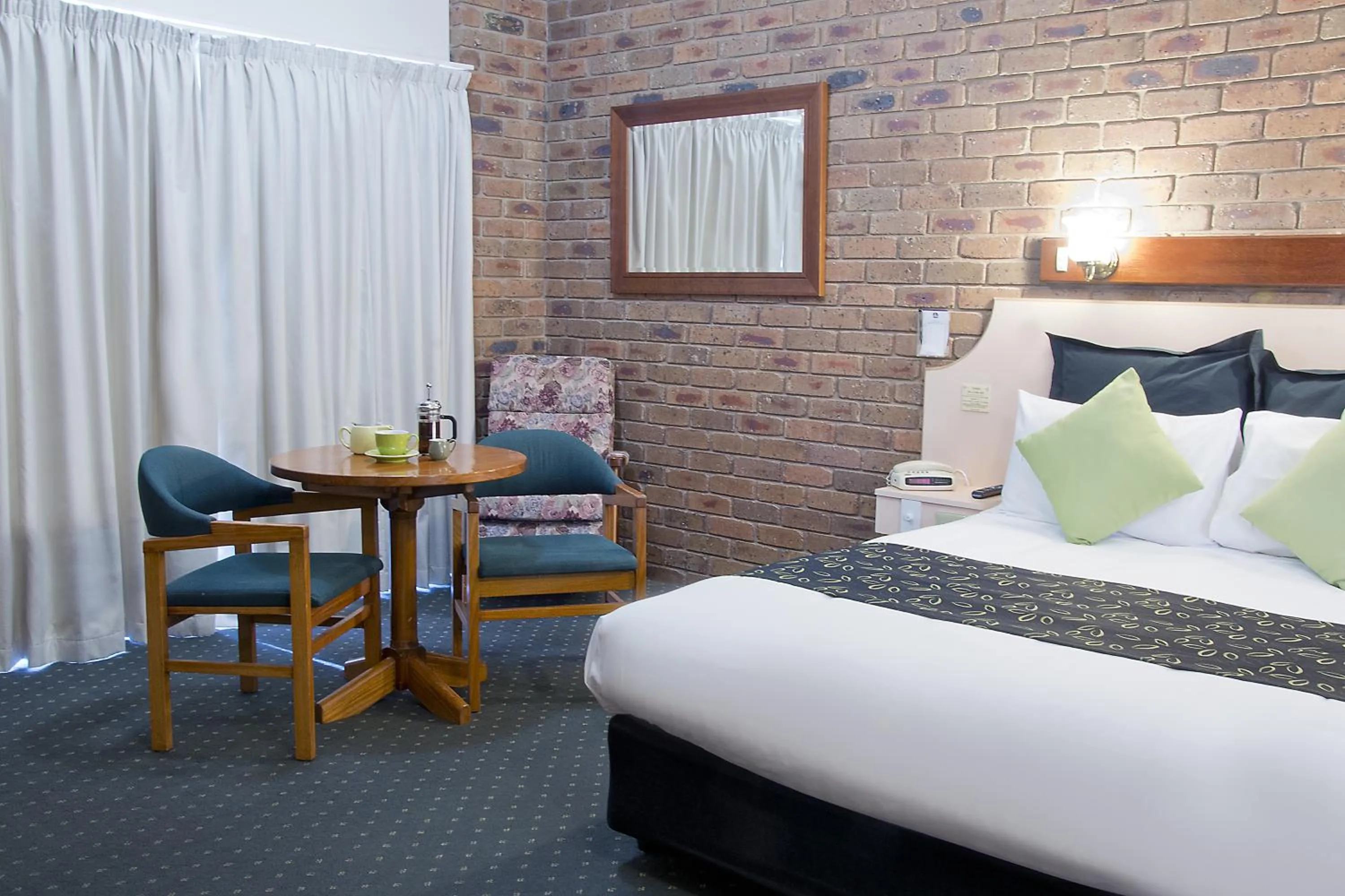 Dining area, Bed in Travellers Rest Motor Inn Swan Hill