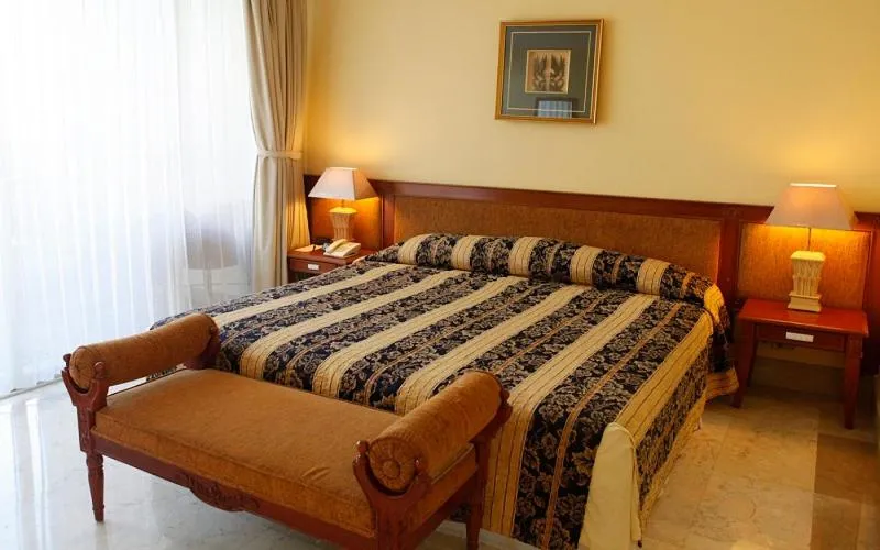 Bed in Resor Tuban Tropis