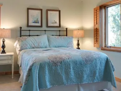 Bed in River Bluff Farm Bed and Breakfast