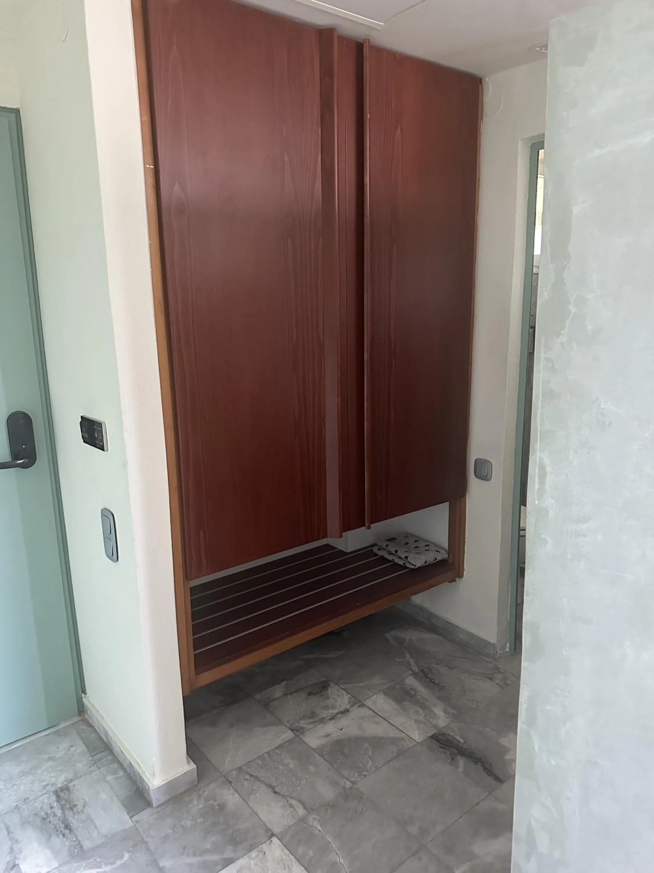 wardrobe in Rodon Hotel