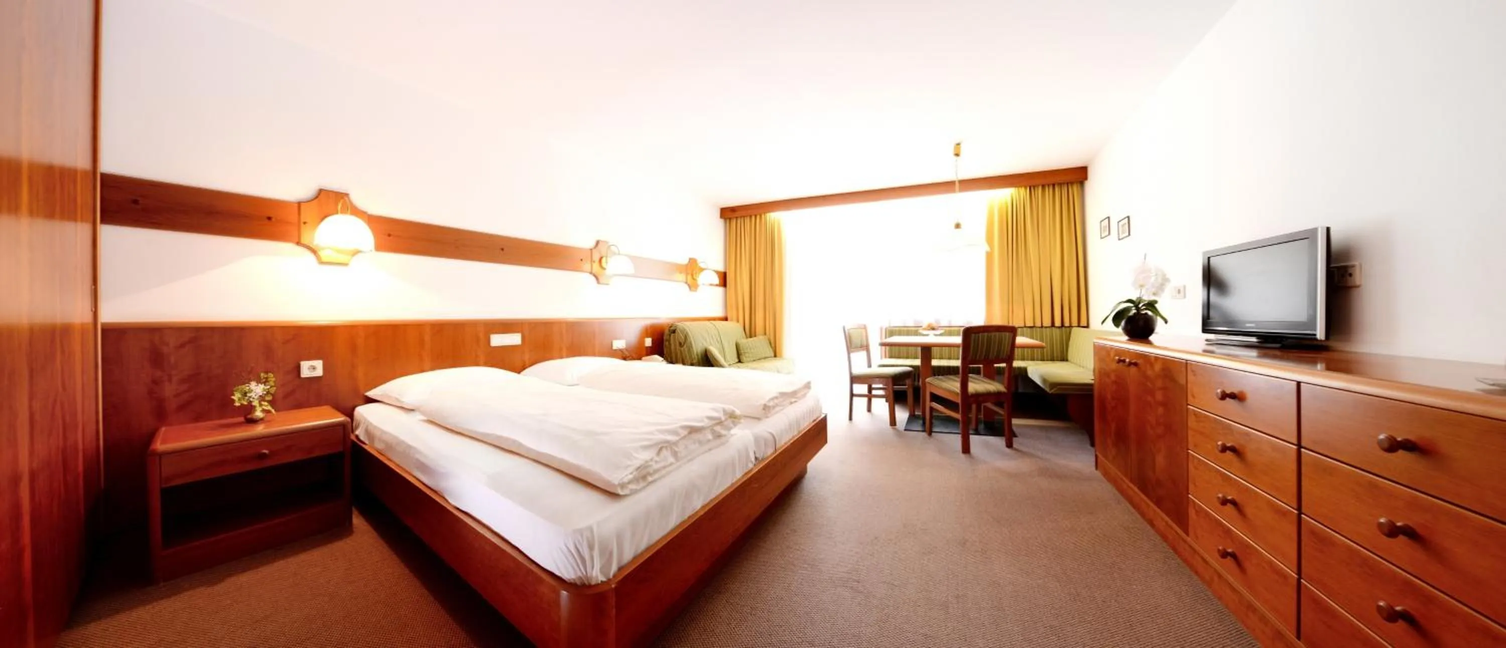 Photo of the whole room, Bed in Residence Bacher