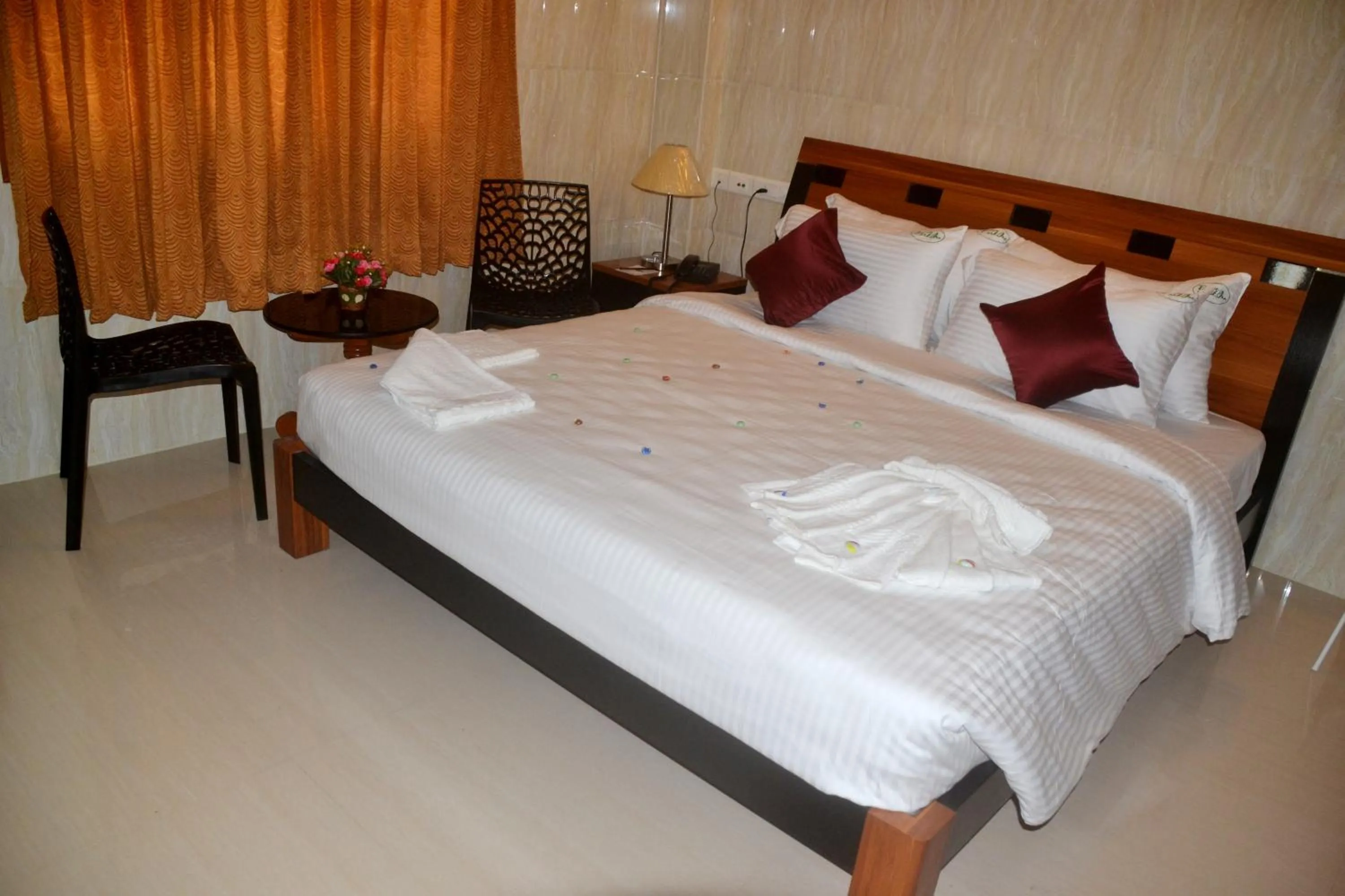Photo of the whole room, Bed in Peace Inn Chennai