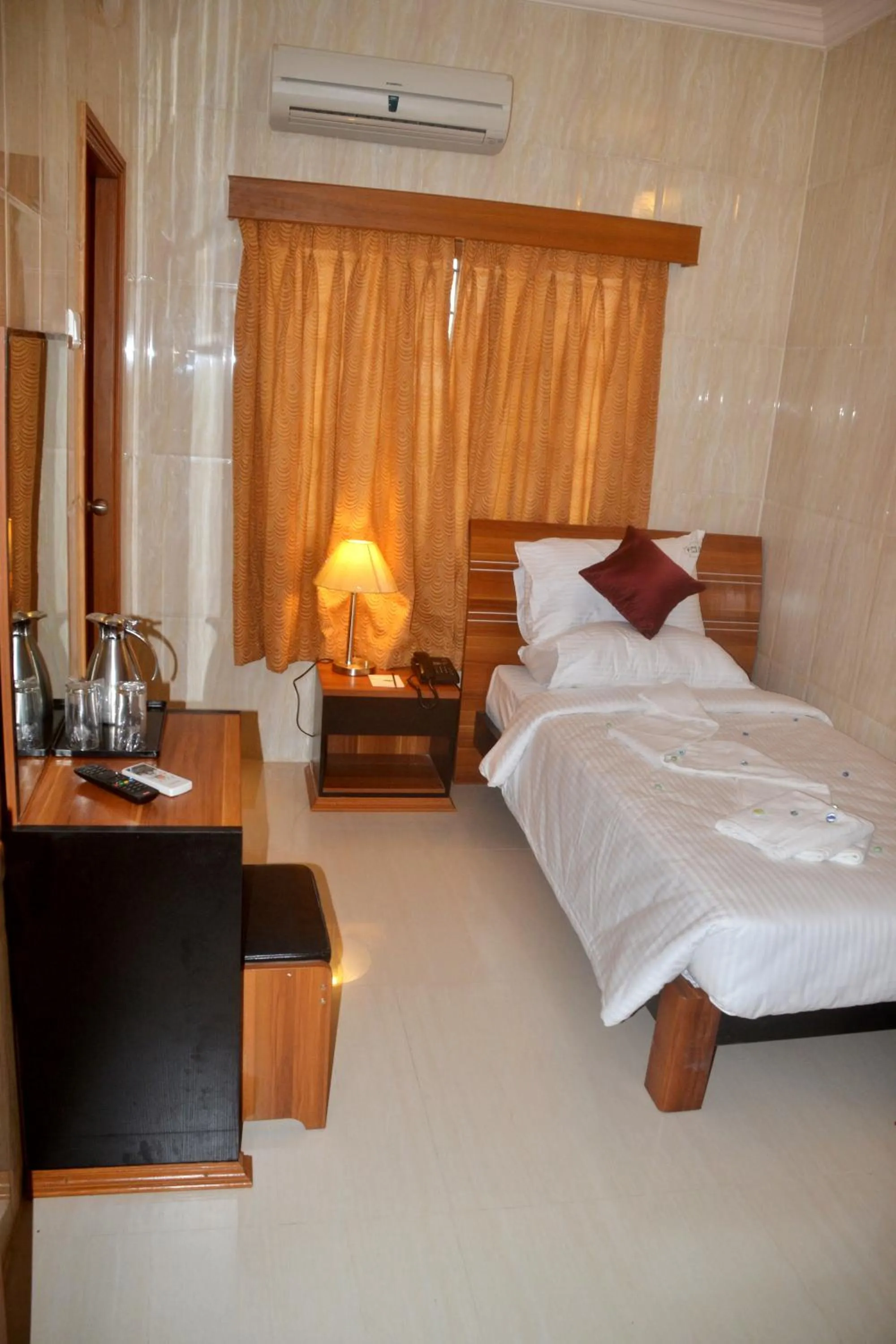 Photo of the whole room, Bed in Peace Inn Chennai