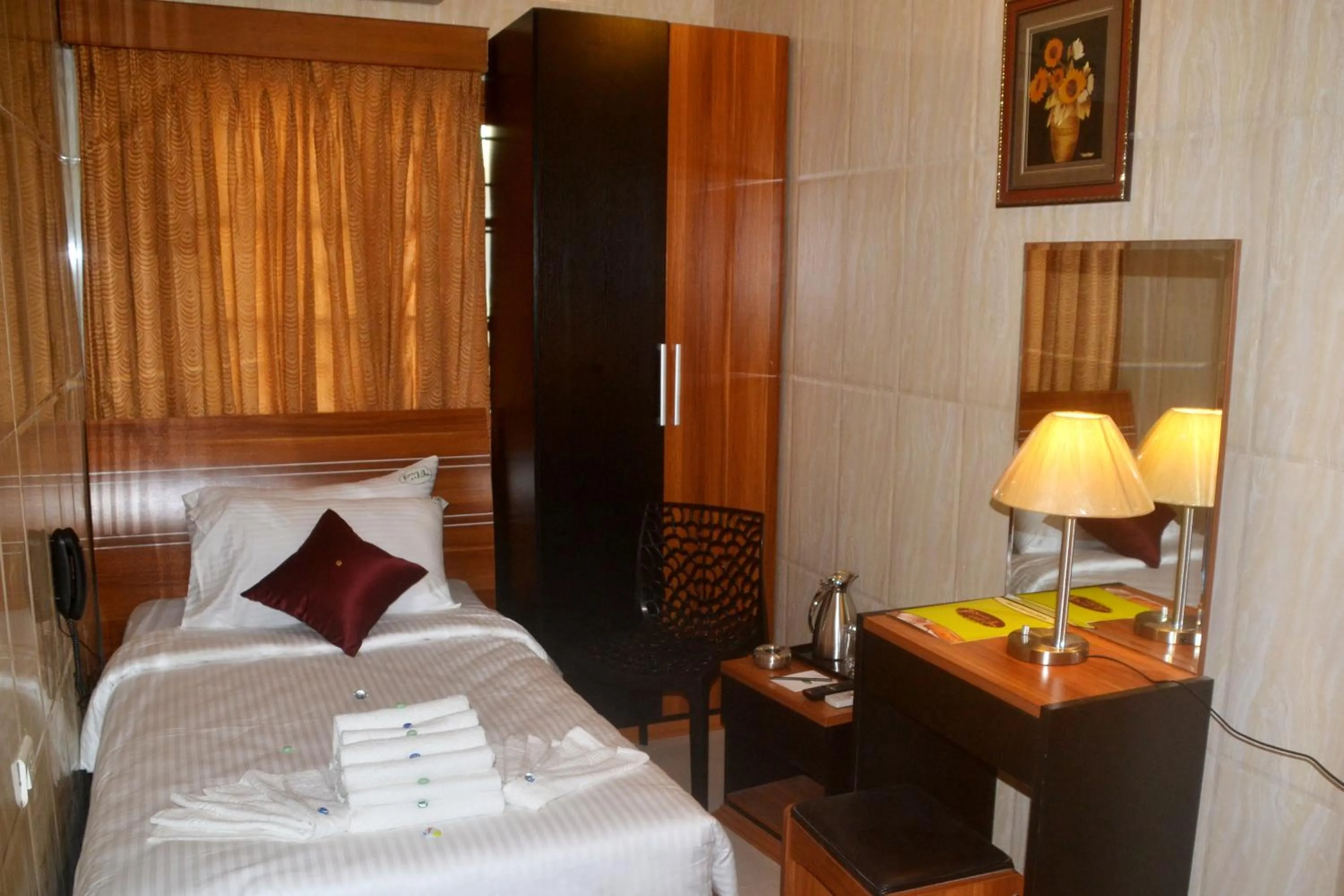 Photo of the whole room, Bed in Peace Inn Chennai