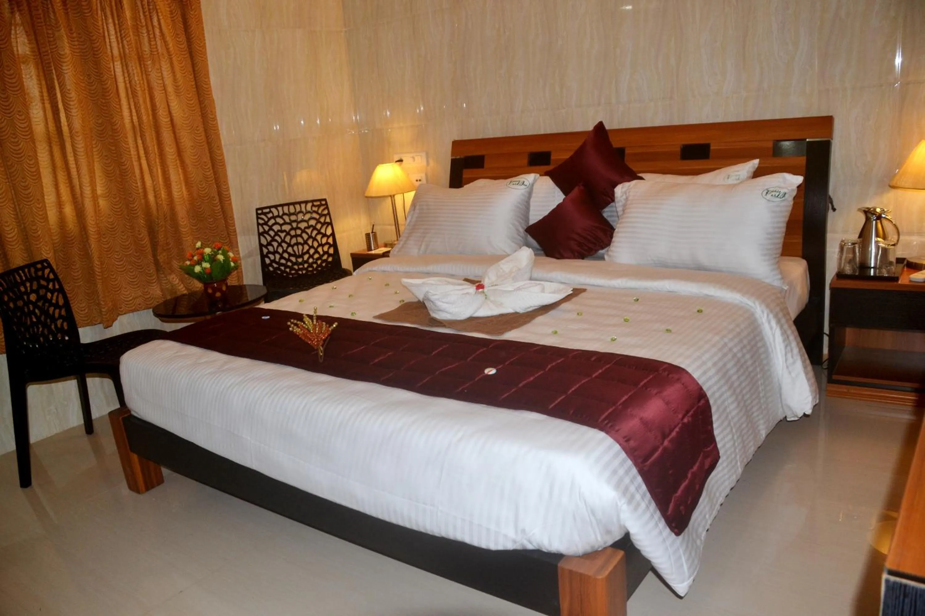 Photo of the whole room, Bed in Peace Inn Chennai