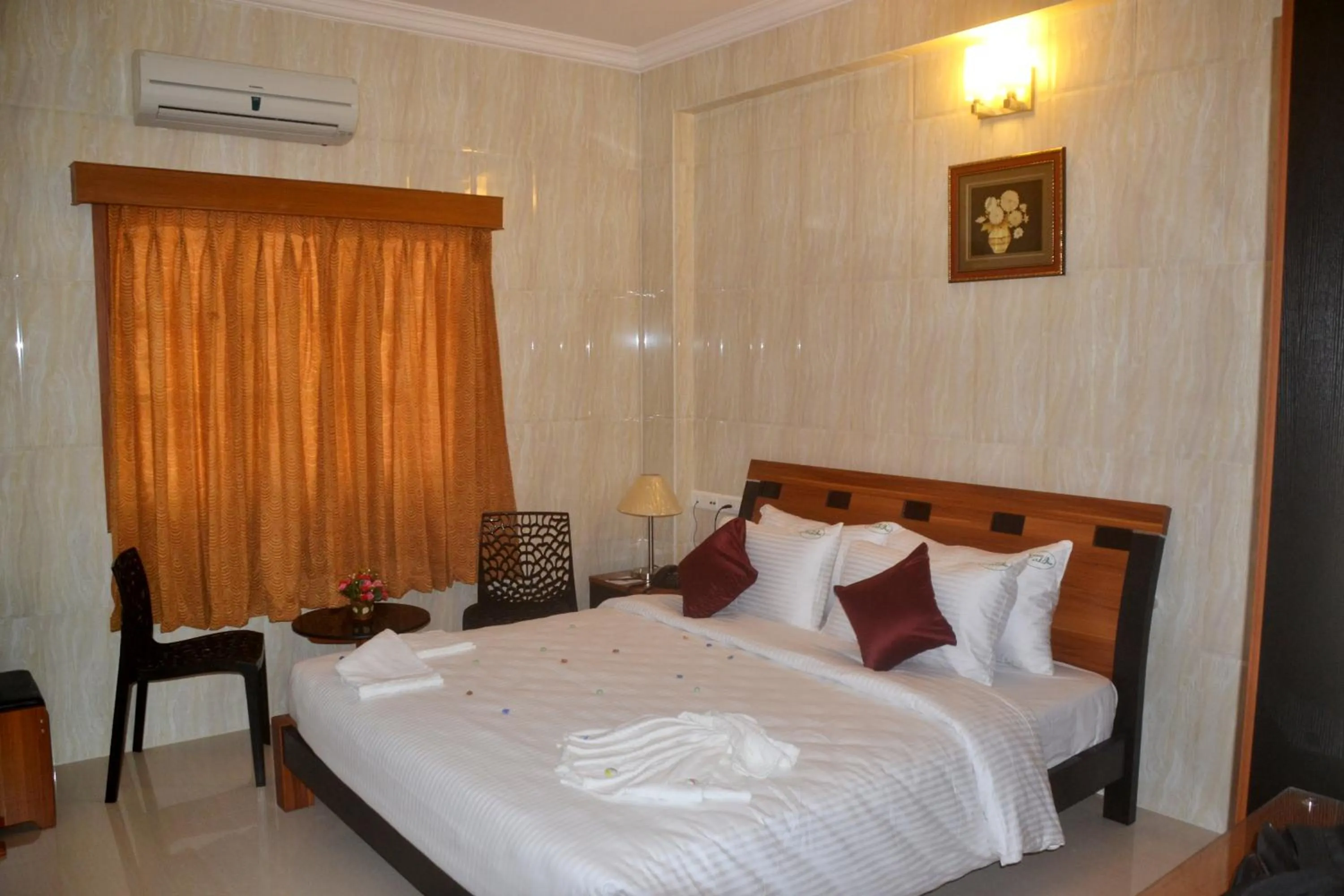 Photo of the whole room, Bed in Peace Inn Chennai