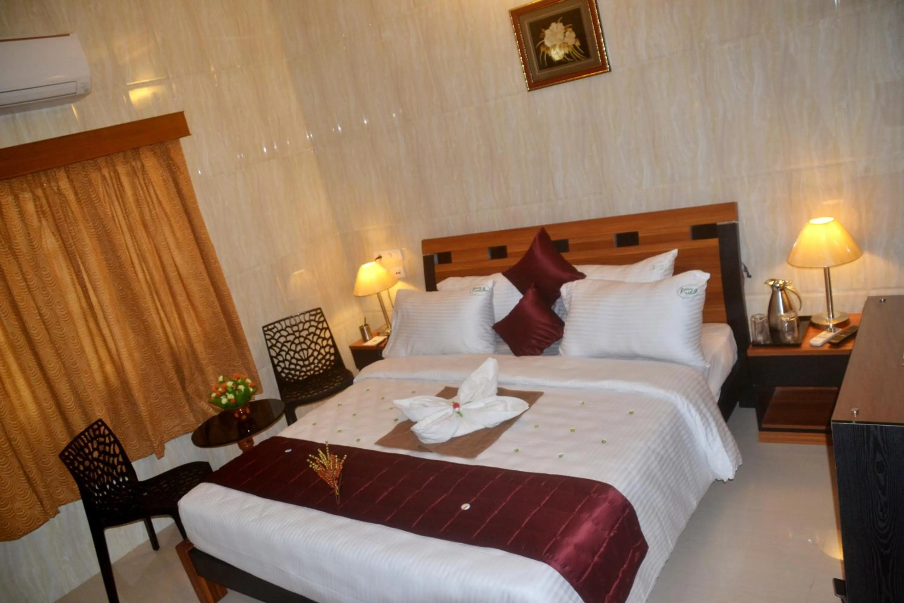 Photo of the whole room, Bed in Peace Inn Chennai