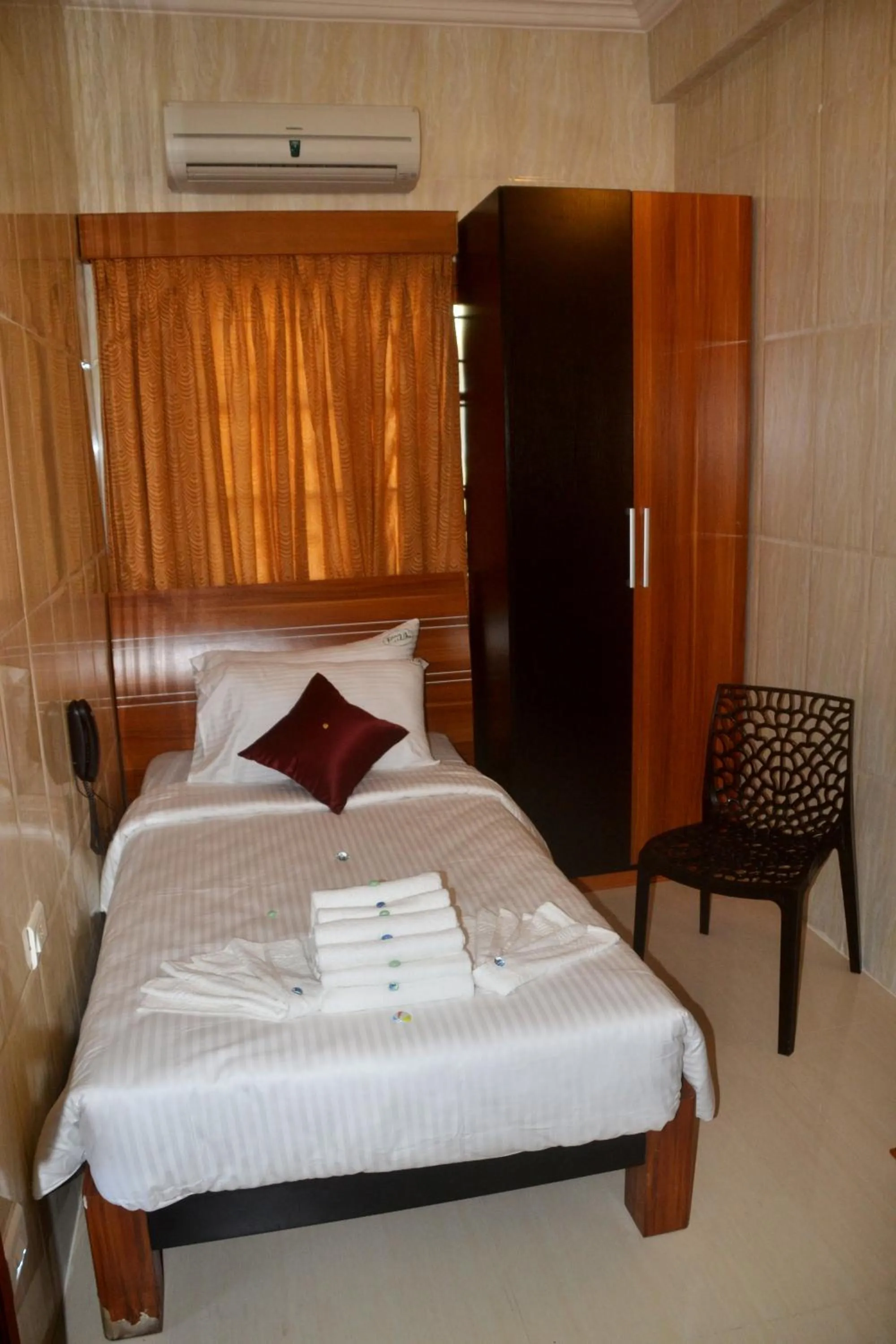 Photo of the whole room, Bed in Peace Inn Chennai