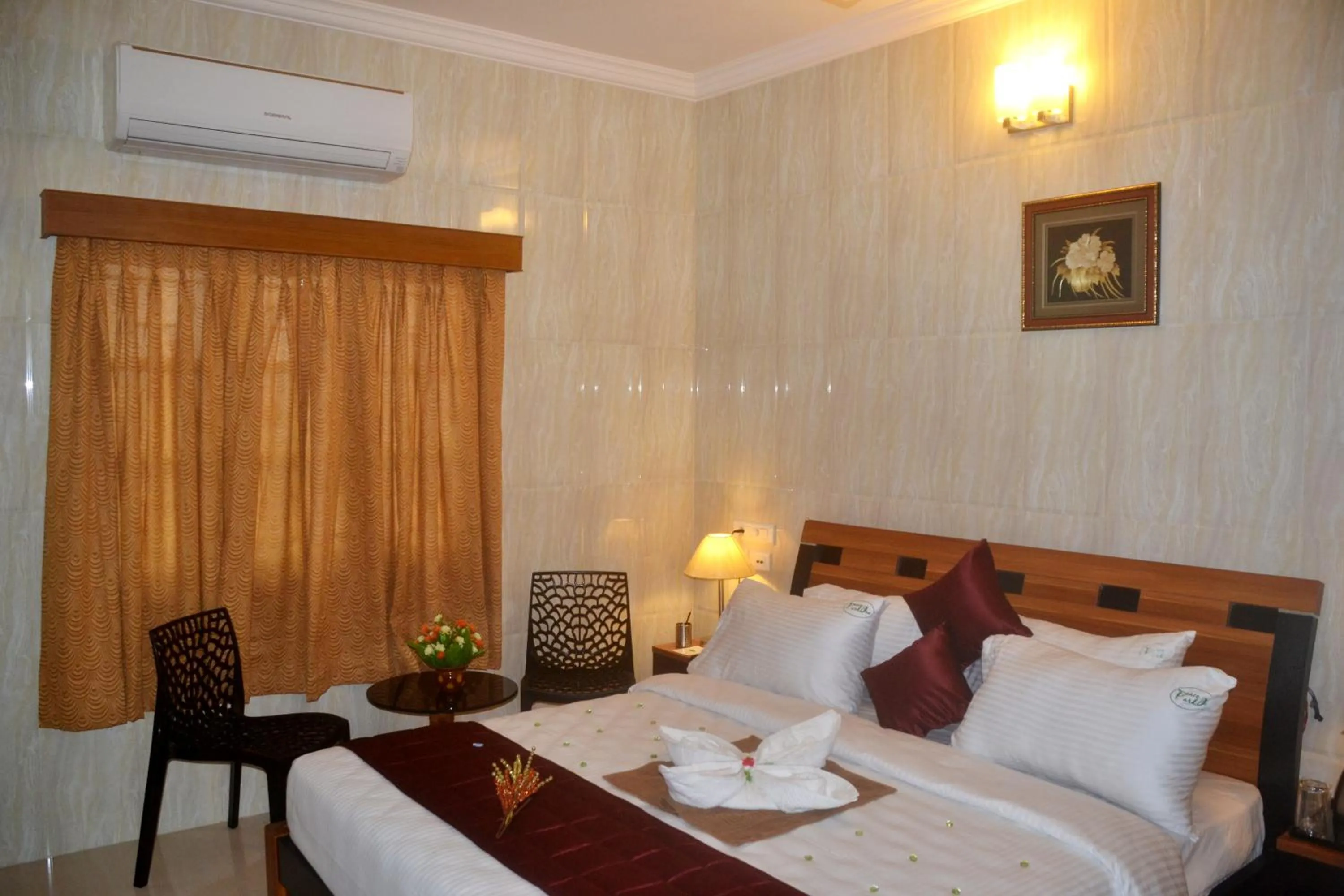 Photo of the whole room, Bed in Peace Inn Chennai