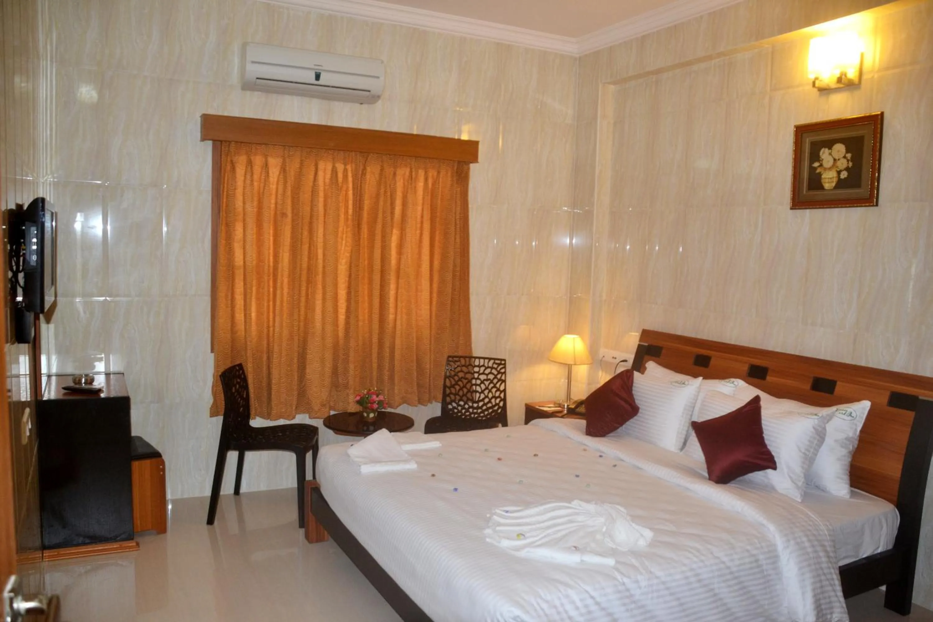 Photo of the whole room, Bed in Peace Inn Chennai