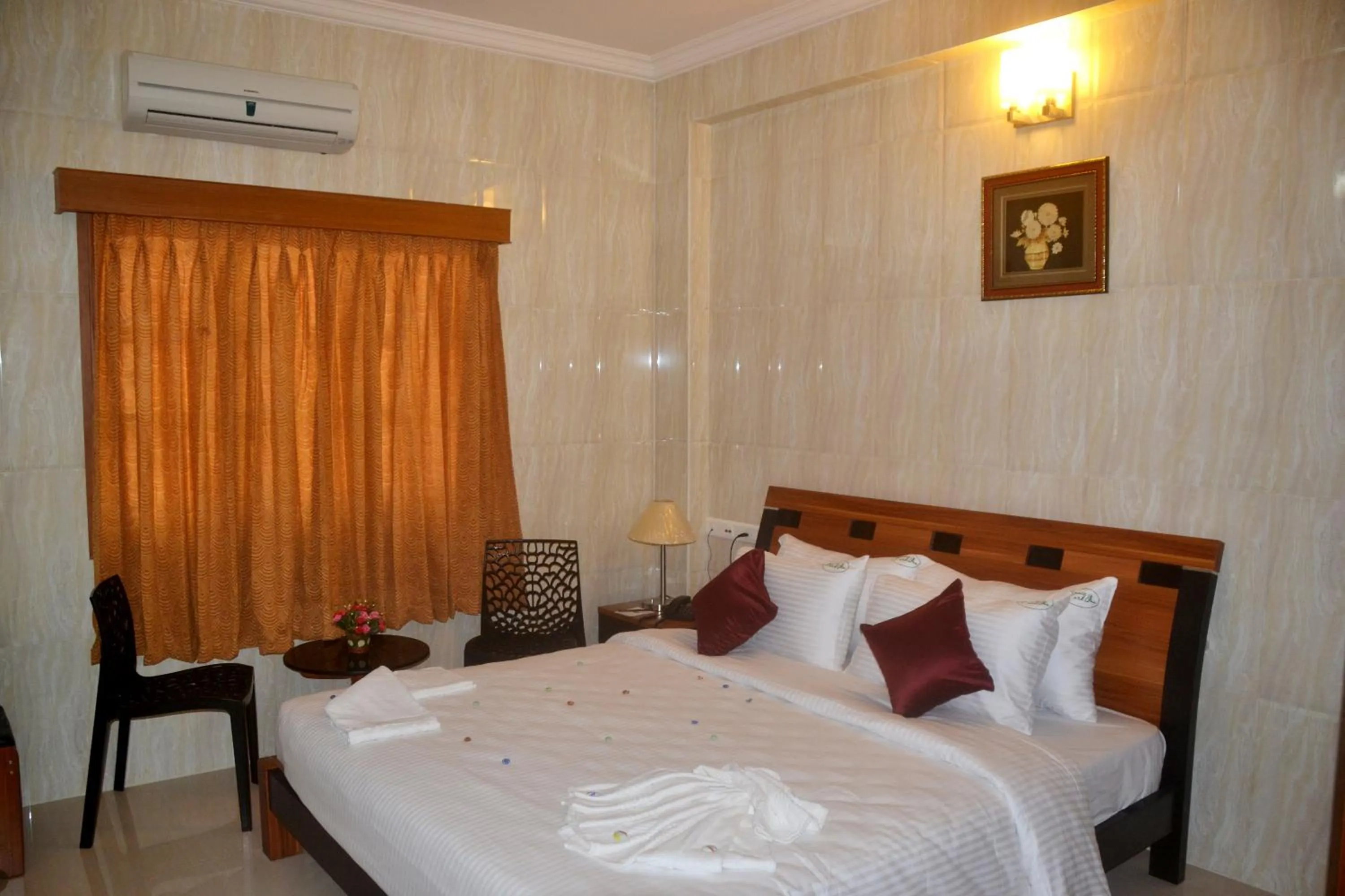 Photo of the whole room, Bed in Peace Inn Chennai