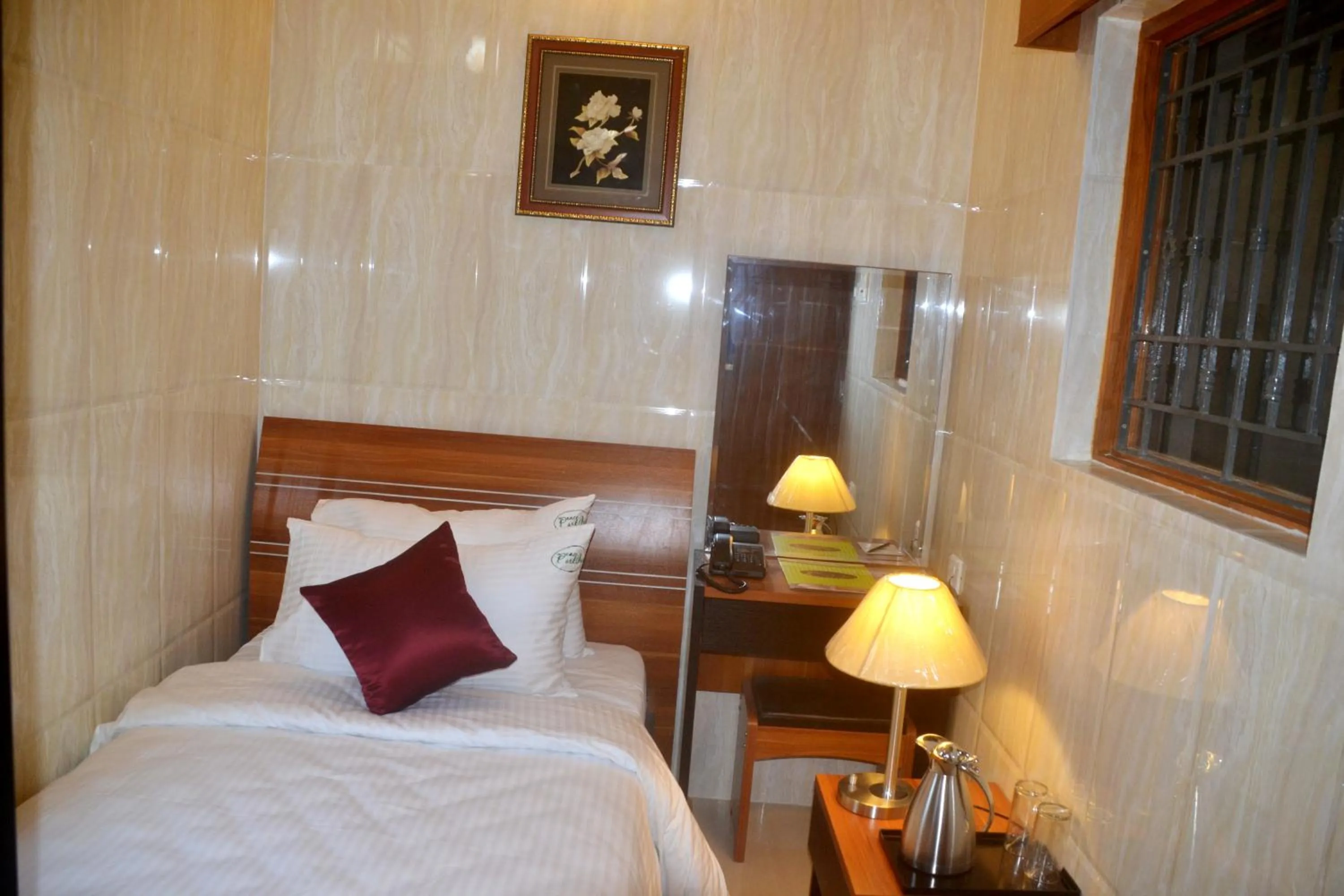 Decorative detail, Bed in Peace Inn Chennai