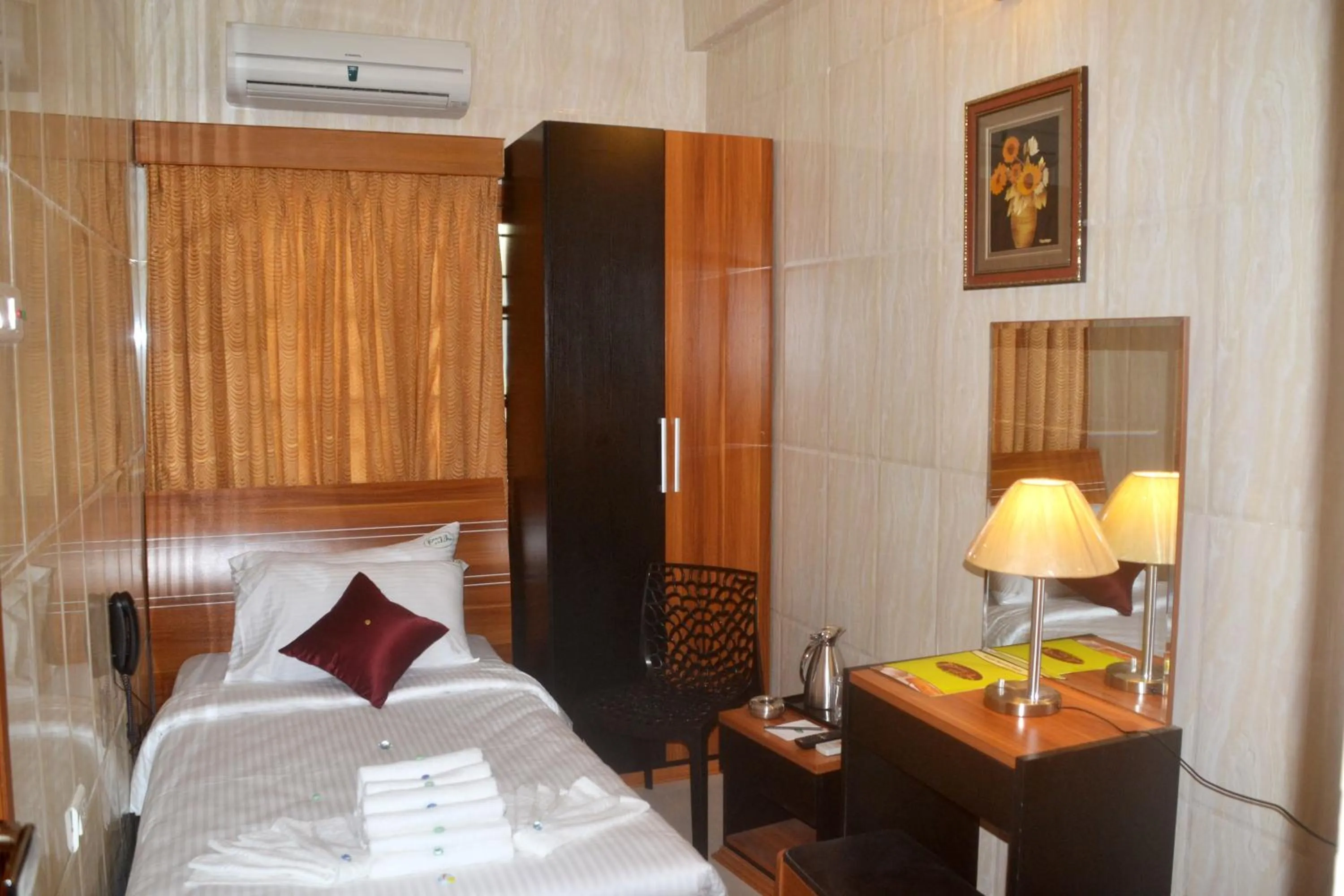 Photo of the whole room, Bed in Peace Inn Chennai