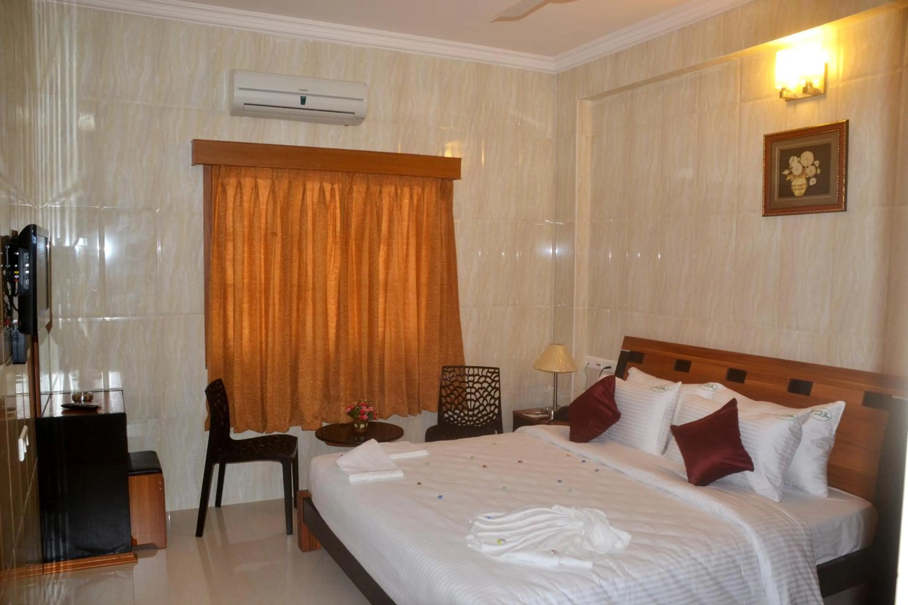Photo of the whole room, Bed in Peace Inn Chennai