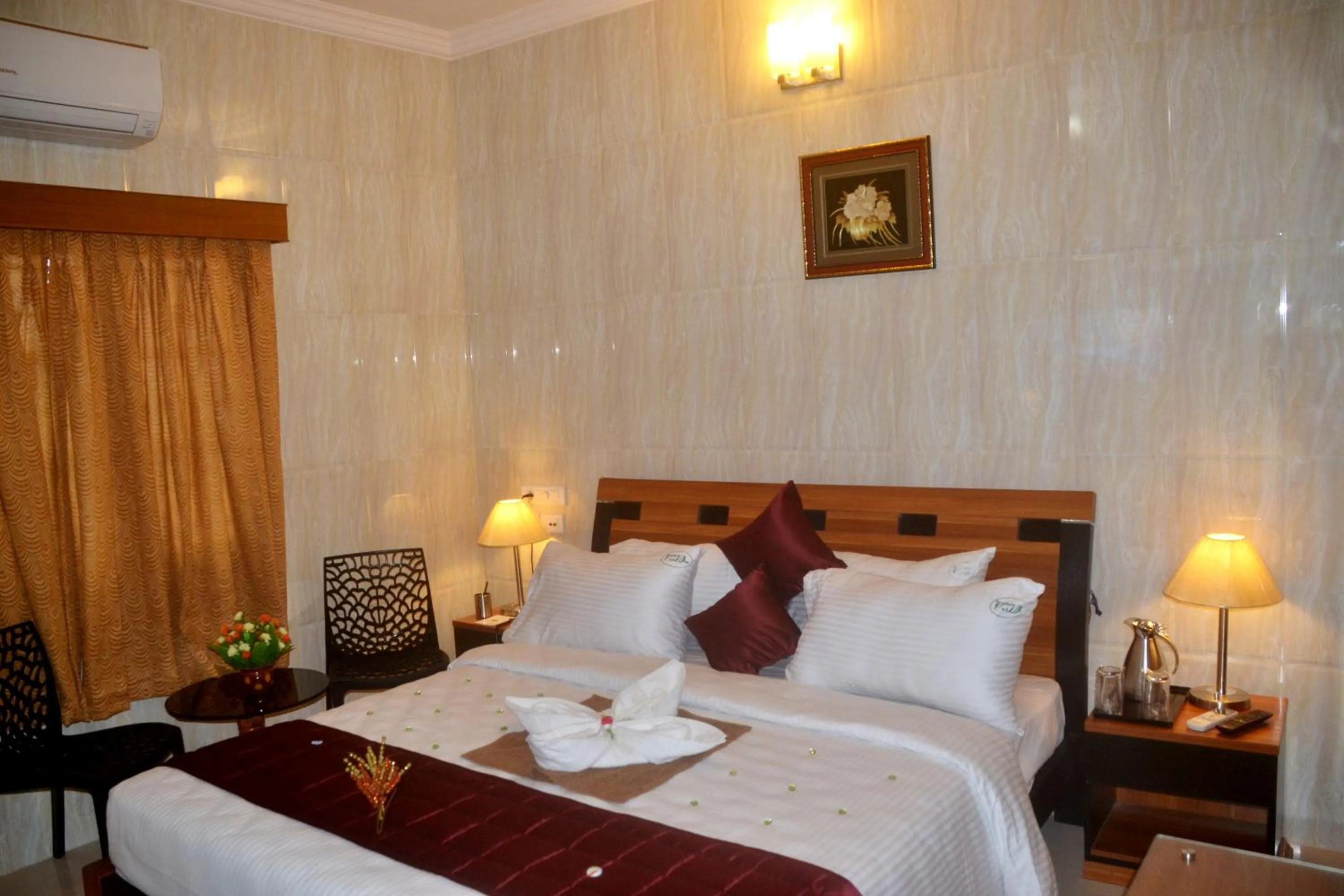 Photo of the whole room, Bed in Peace Inn Chennai
