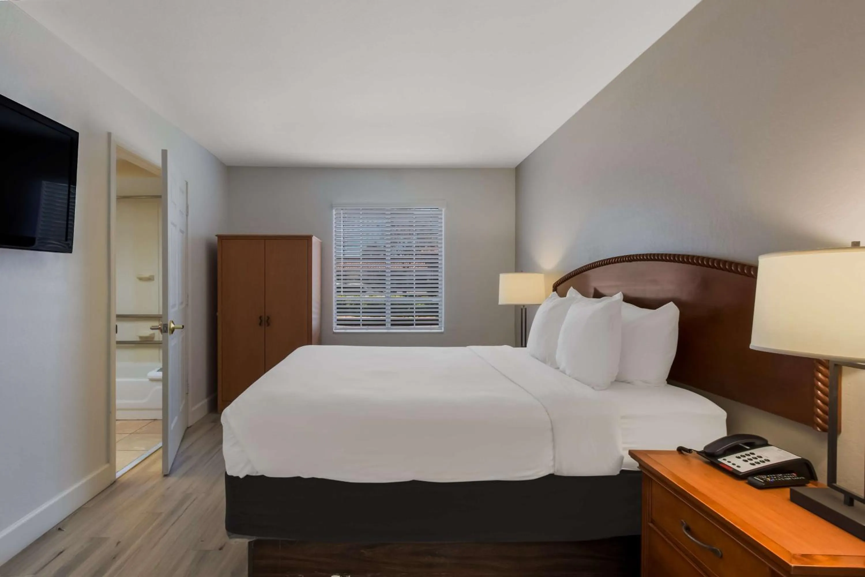 Bedroom in SureStay Plus Hotel by Best Western Tempe University