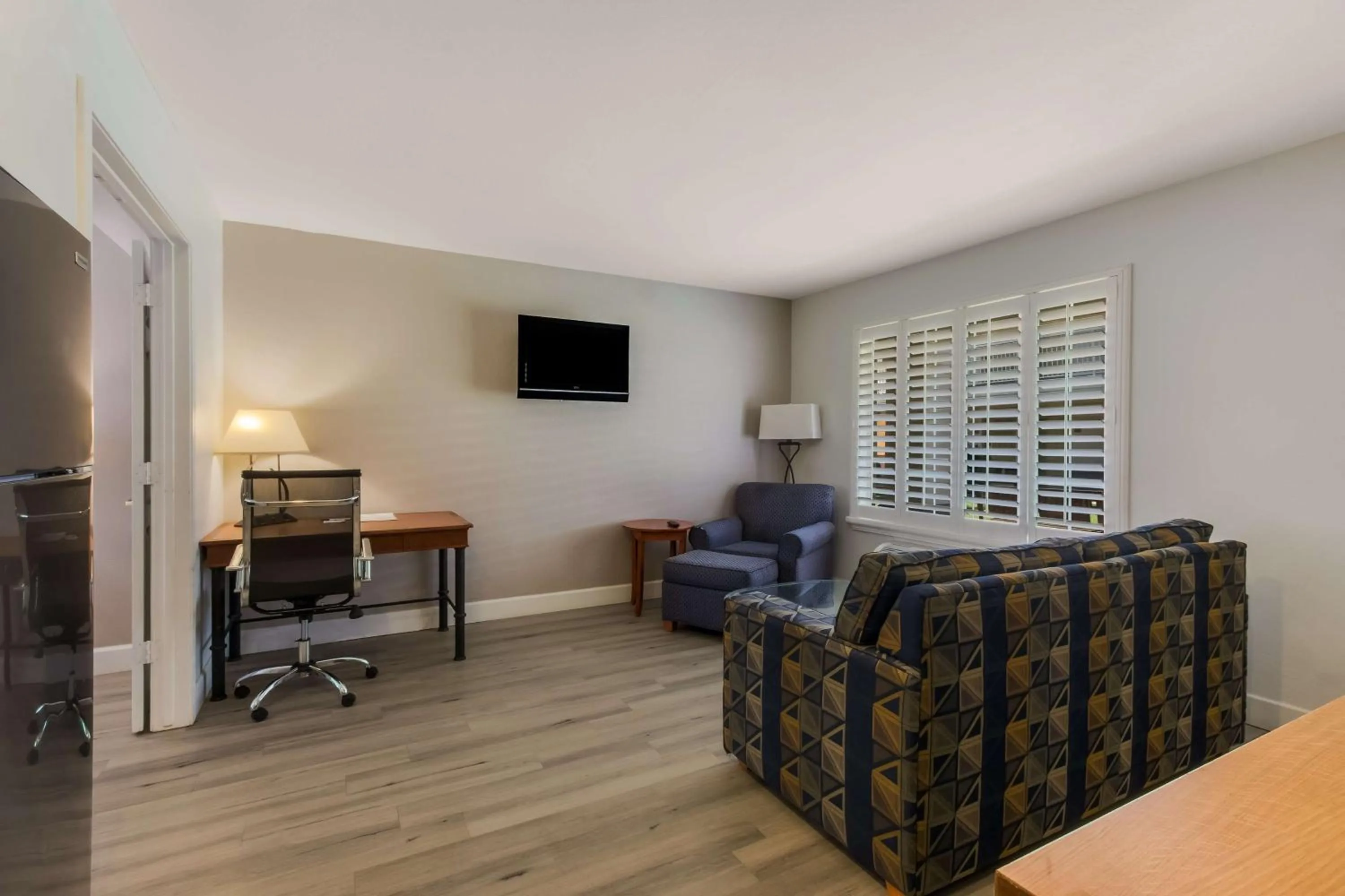 Bedroom in SureStay Plus Hotel by Best Western Tempe University