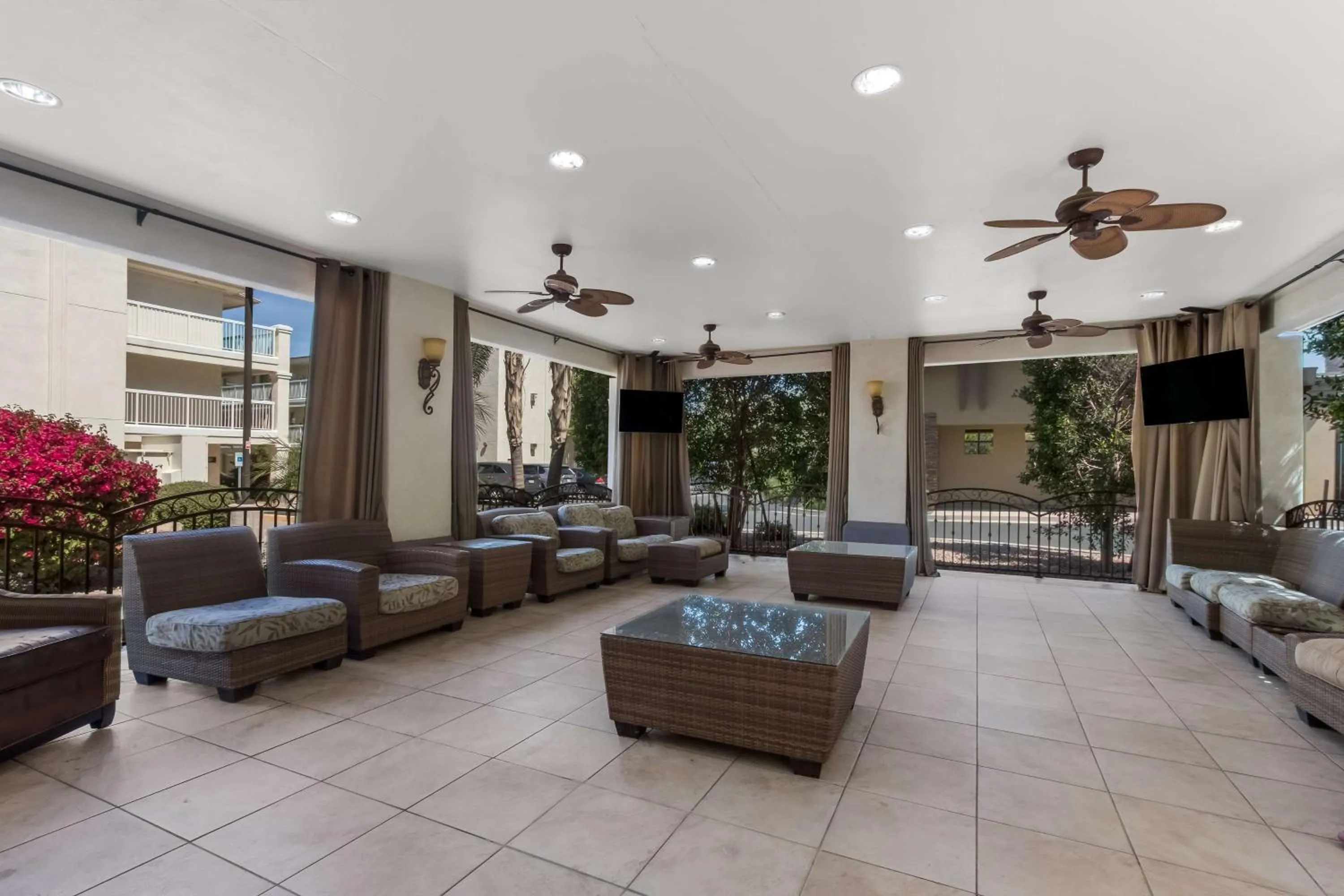 Communal lounge/ TV room in SureStay Plus Hotel by Best Western Tempe University