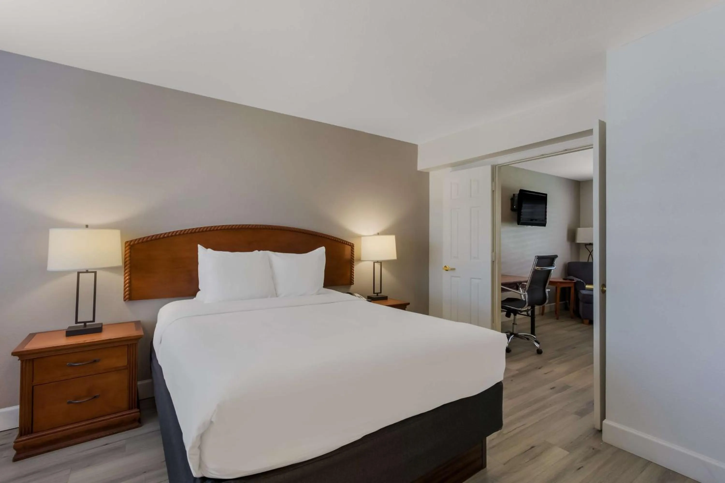 Bedroom in SureStay Plus Hotel by Best Western Tempe University