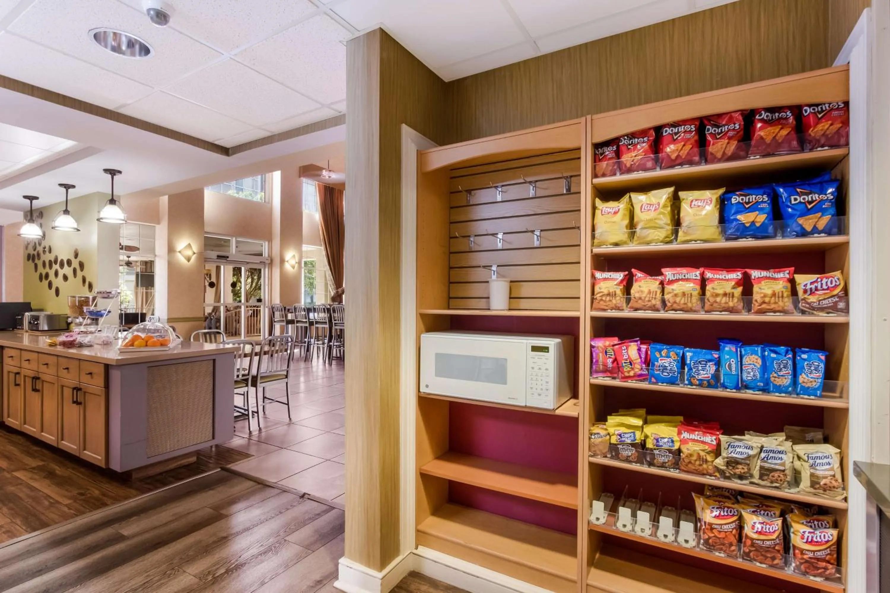 Food and drinks in SureStay Plus Hotel by Best Western Tempe University