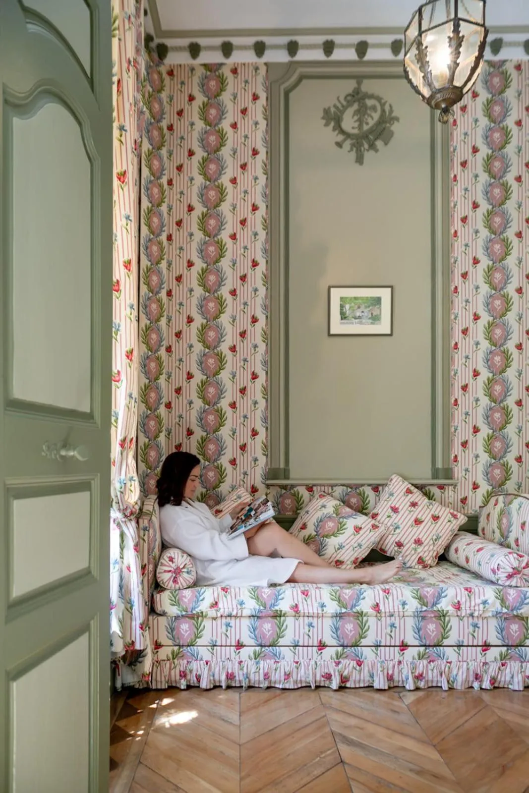 Seating area, Bed in Chateau de Varenne