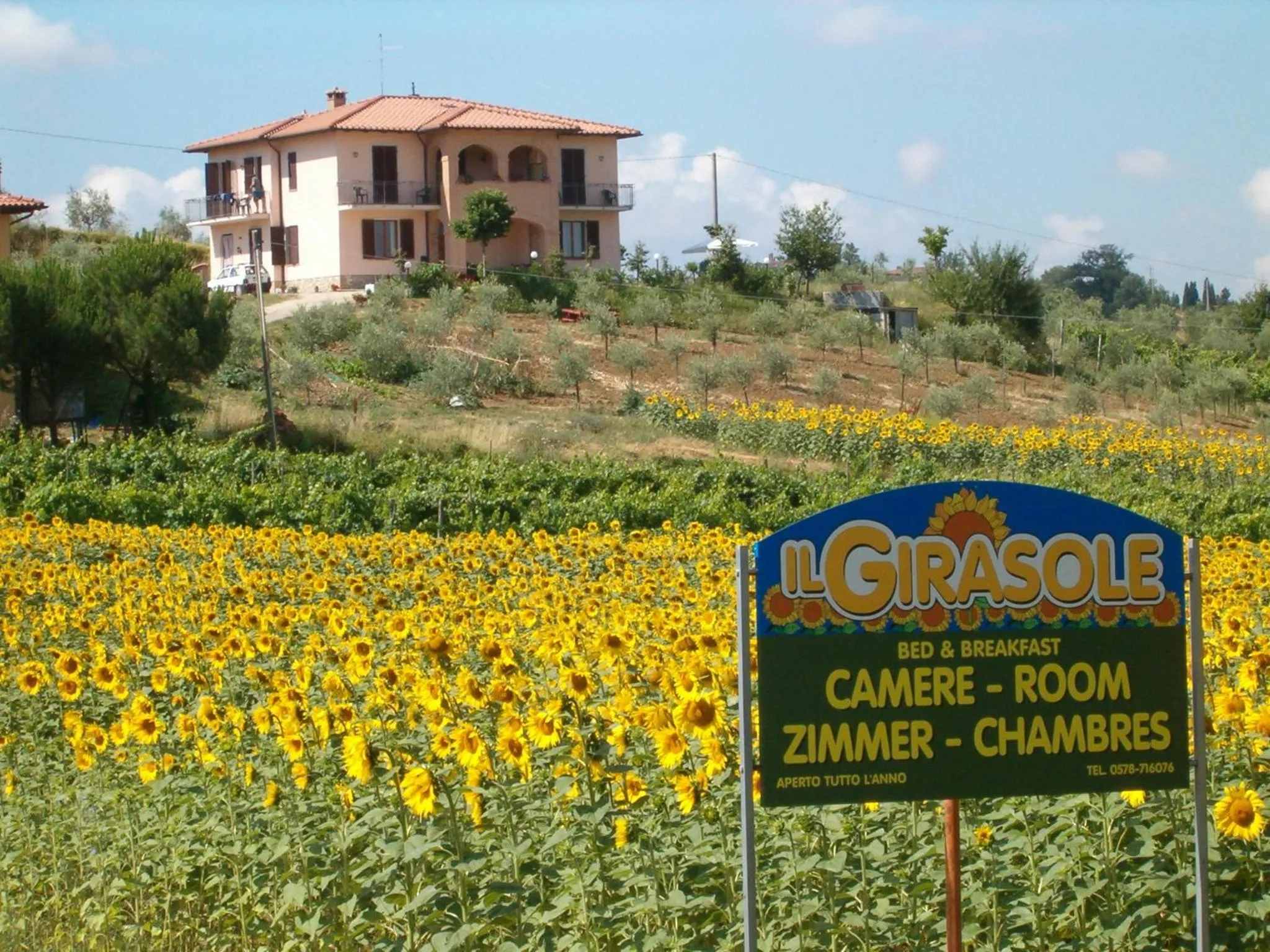 Property building in B&B Il Girasole - Rooms & House in country - air conditioned - 1500 meters from historic center