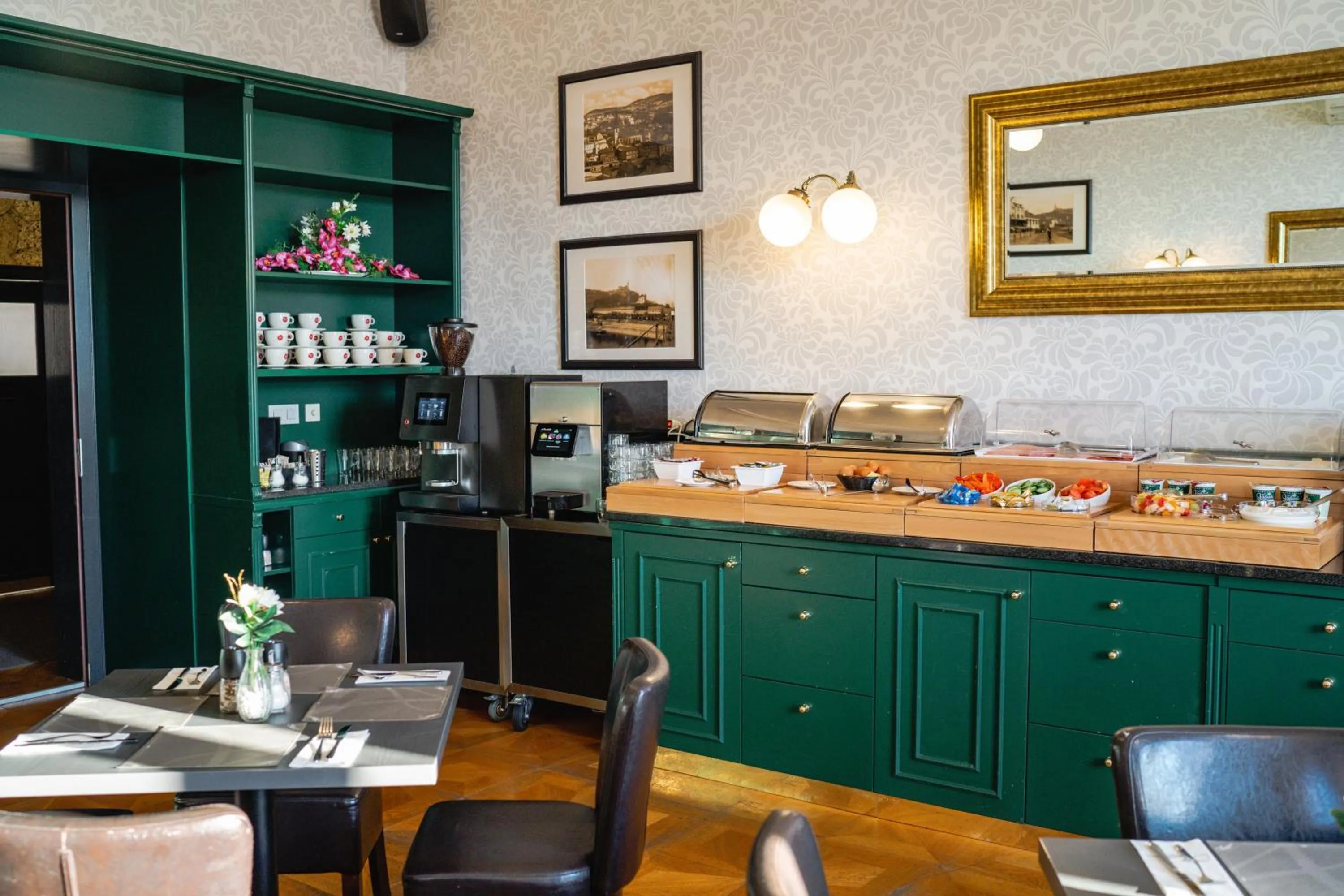 Restaurant/places to eat in Hotel Větruše