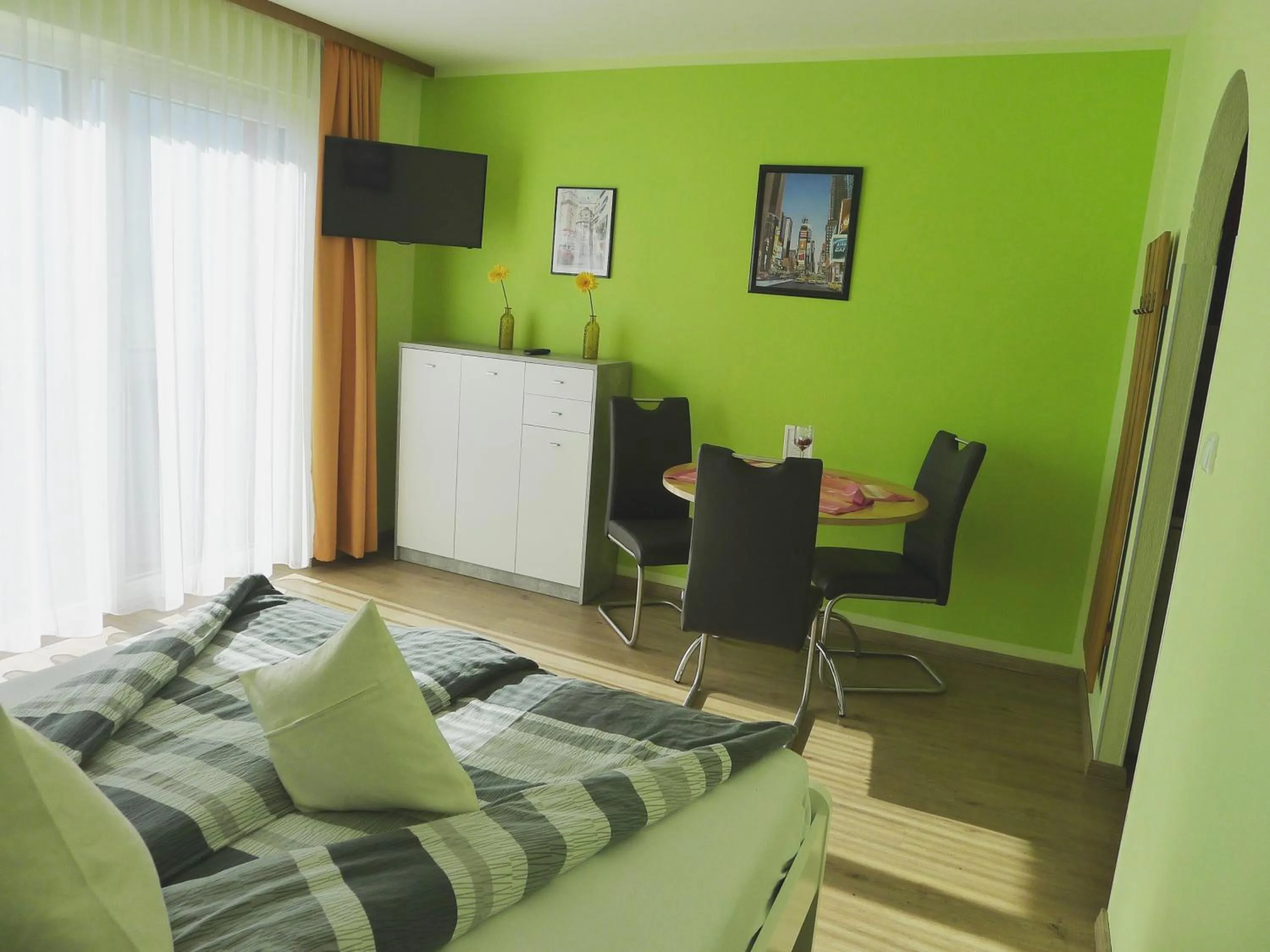 Photo of the whole room, Bed in Alpenappartement Claudia