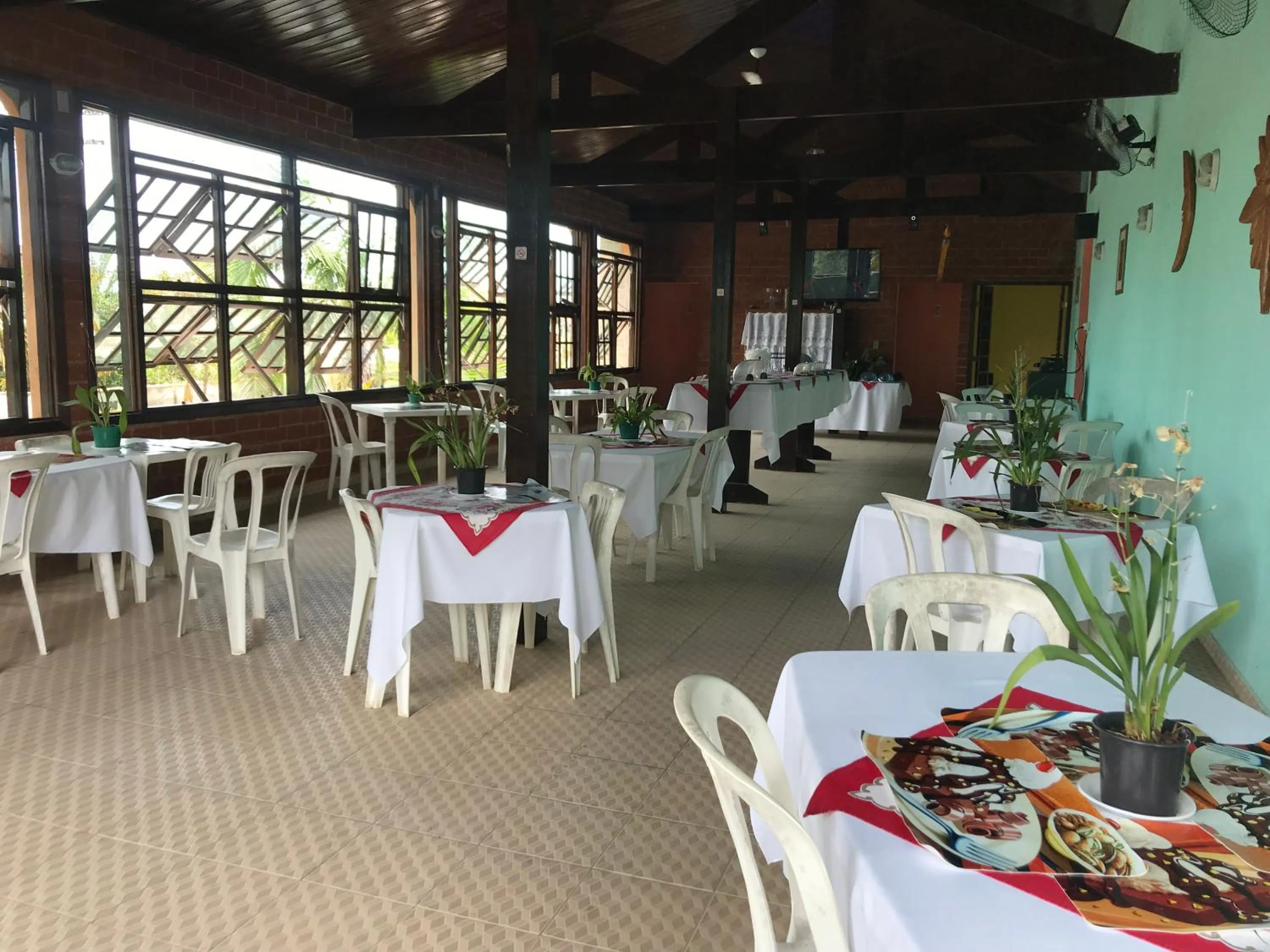 Restaurant/places to eat in Pousada Boramar
