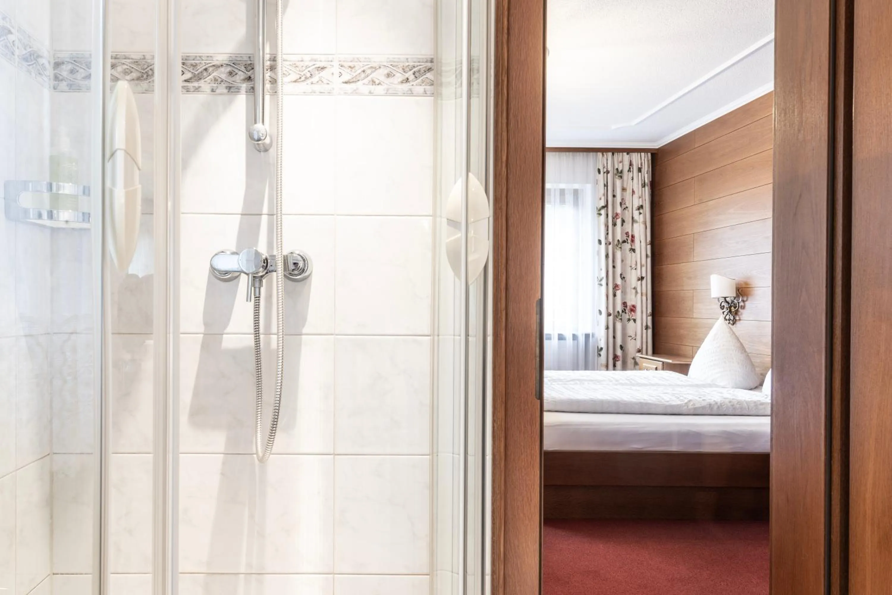 Bathroom, Bed in Hotel Elisabeth